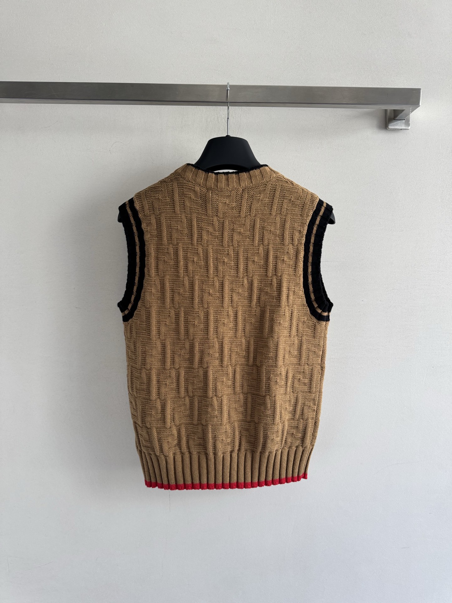 𝐅𝐞𝐧𝐝𝐢 𝟐𝟓𝐬𝐬 双F提花针织背心 版型立体 上身時尚鬆弛感🈵️🈵️ 𝟑碼 𝟑𝟔/𝟑𝟖/𝟒𝟎