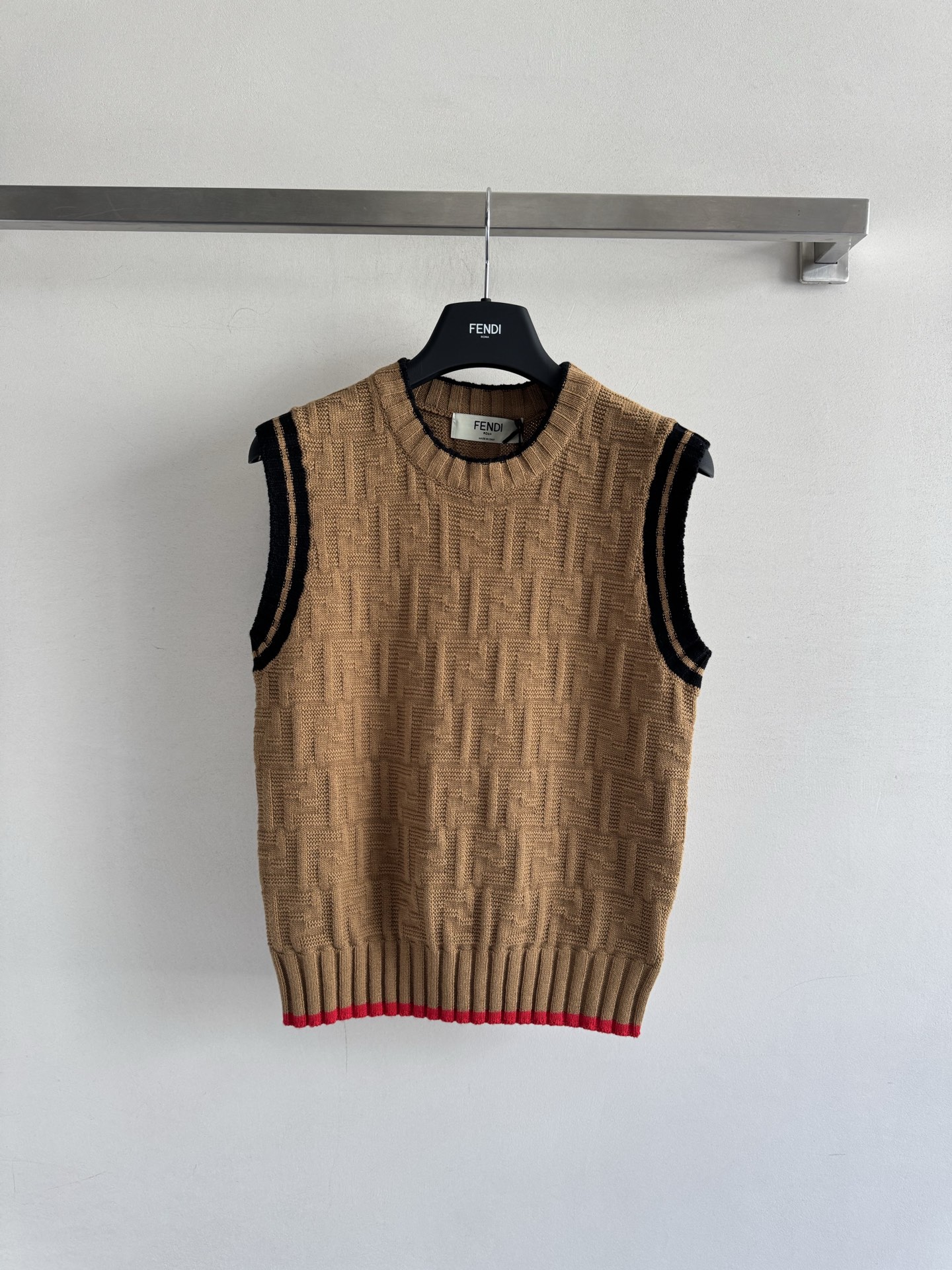 𝐅𝐞𝐧𝐝𝐢 𝟐𝟓𝐬𝐬 双F提花针织背心 版型立体 上身時尚鬆弛感🈵️🈵️ 𝟑碼 𝟑𝟔/𝟑𝟖/𝟒𝟎