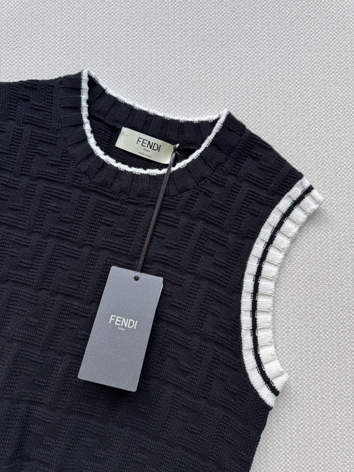 𝐅𝐞𝐧𝐝𝐢 𝟐𝟓𝐬𝐬 双F提花针织背心 版型立体 上身時尚鬆弛感🈵️🈵️ 𝟑碼 𝟑𝟔/𝟑𝟖/𝟒𝟎