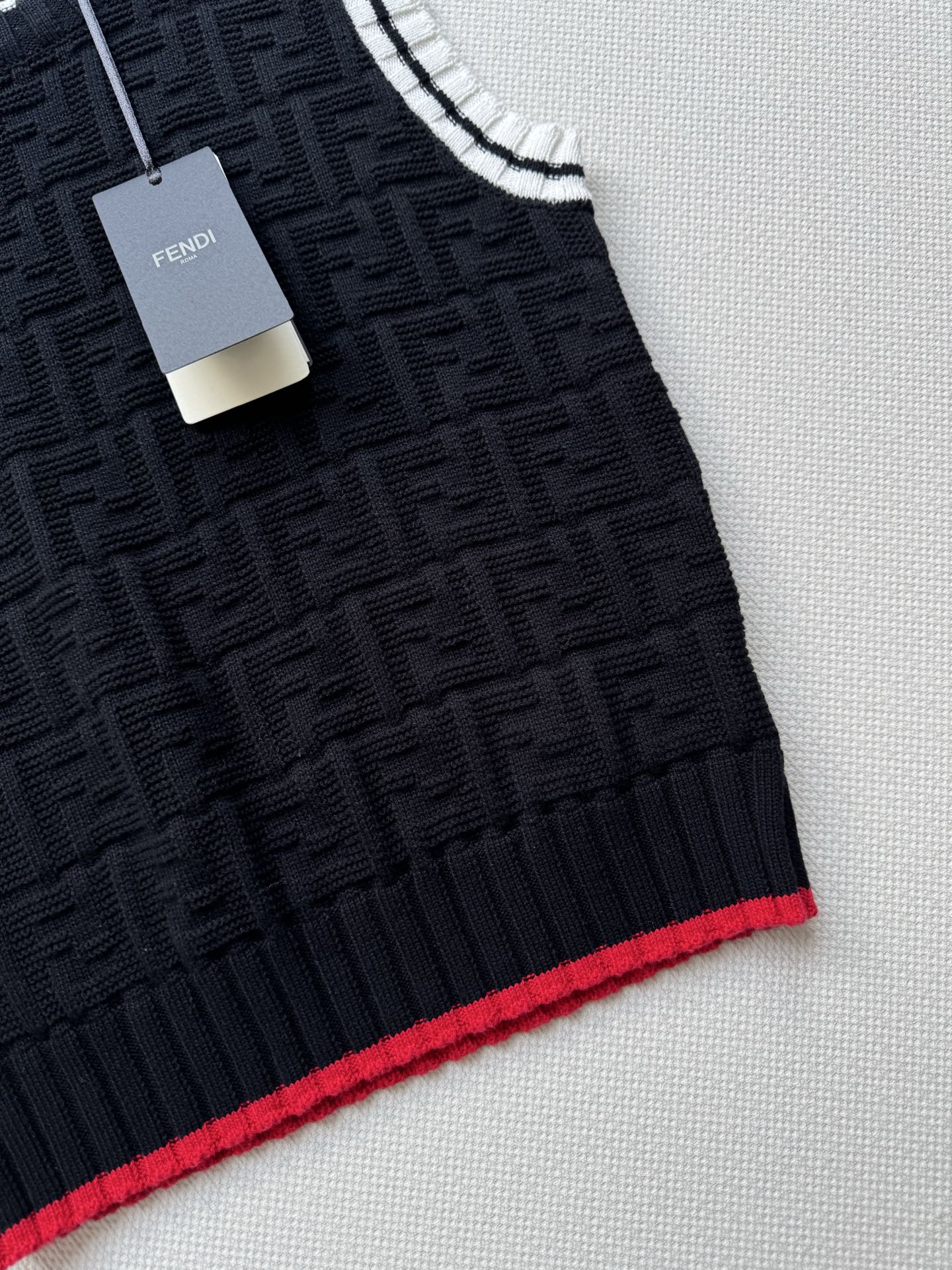 𝐅𝐞𝐧𝐝𝐢 𝟐𝟓𝐬𝐬 双F提花针织背心 版型立体 上身時尚鬆弛感🈵️🈵️ 𝟑碼 𝟑𝟔/𝟑𝟖/𝟒𝟎