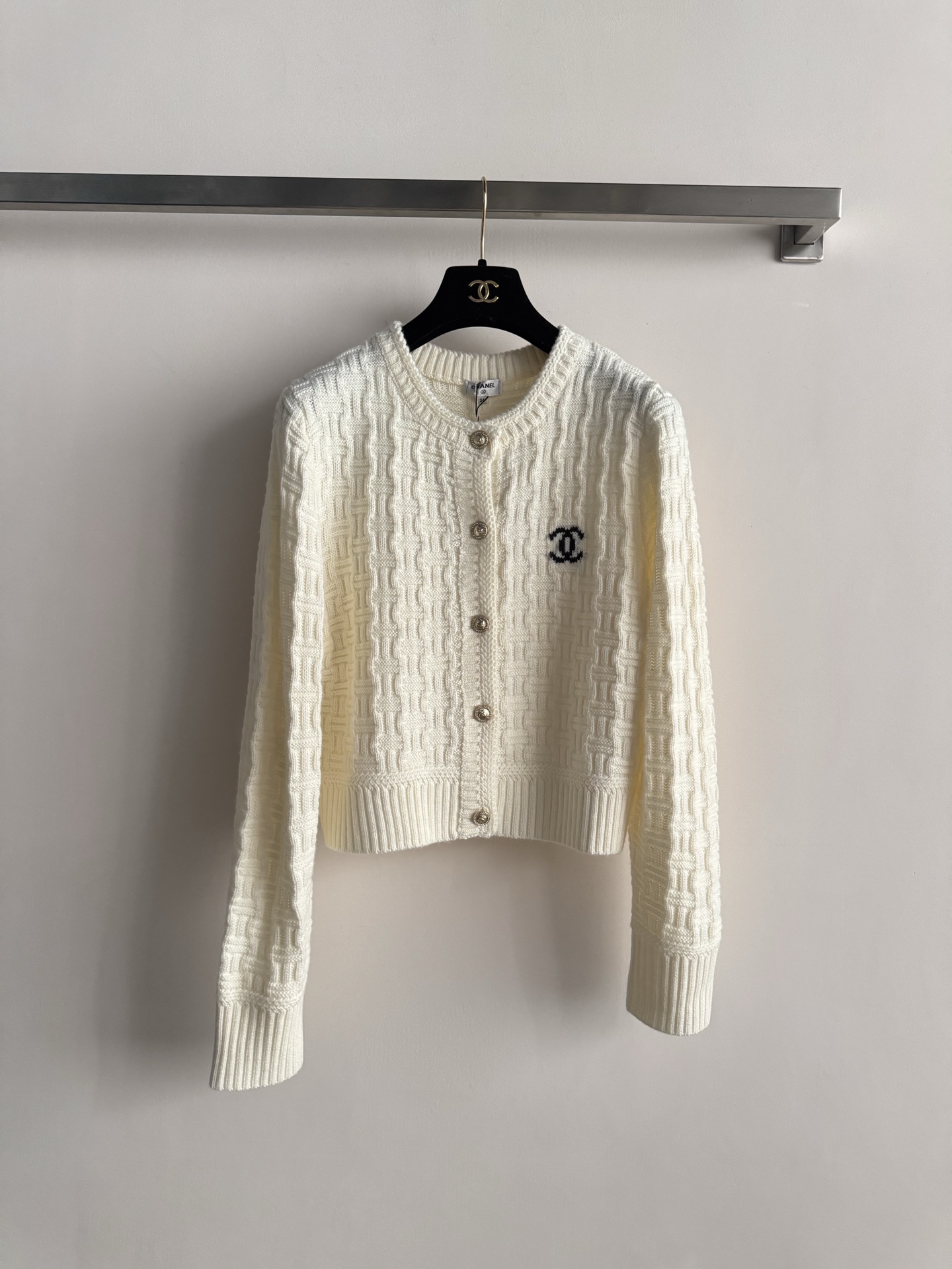 NO:656519,CHANEL 25 autumn and winter knitted double C LOGO knitted cardigan, classic twist texture, perfect retro elegance! Soft and comfortable wool fabric, super comfortable and warm to wear in autumn and winter. There are metal buttons and double C embroidered logo on the front, must pay attention to details! Short design, looks great with high-waisted skirt or jeans, switch between college style or French elegance. 3 colors SML, chanel, skirts, jeans, alexander wang19860909CHANEL 25秋冬针织 双C LOGO针织开衫,经典麻花纹理,复古优雅气质满分!柔软舒适羊毛面料,秋冬穿超舒服又保暖.正面有金属纽扣和双C刺绣Logo点缀,细节控必入!短款设计,搭高腰裙or牛仔裤都很出彩,学院风or法式优雅随心切换 3色SML,,chanel,skirts,jeans,alexander wang,Women's clothing