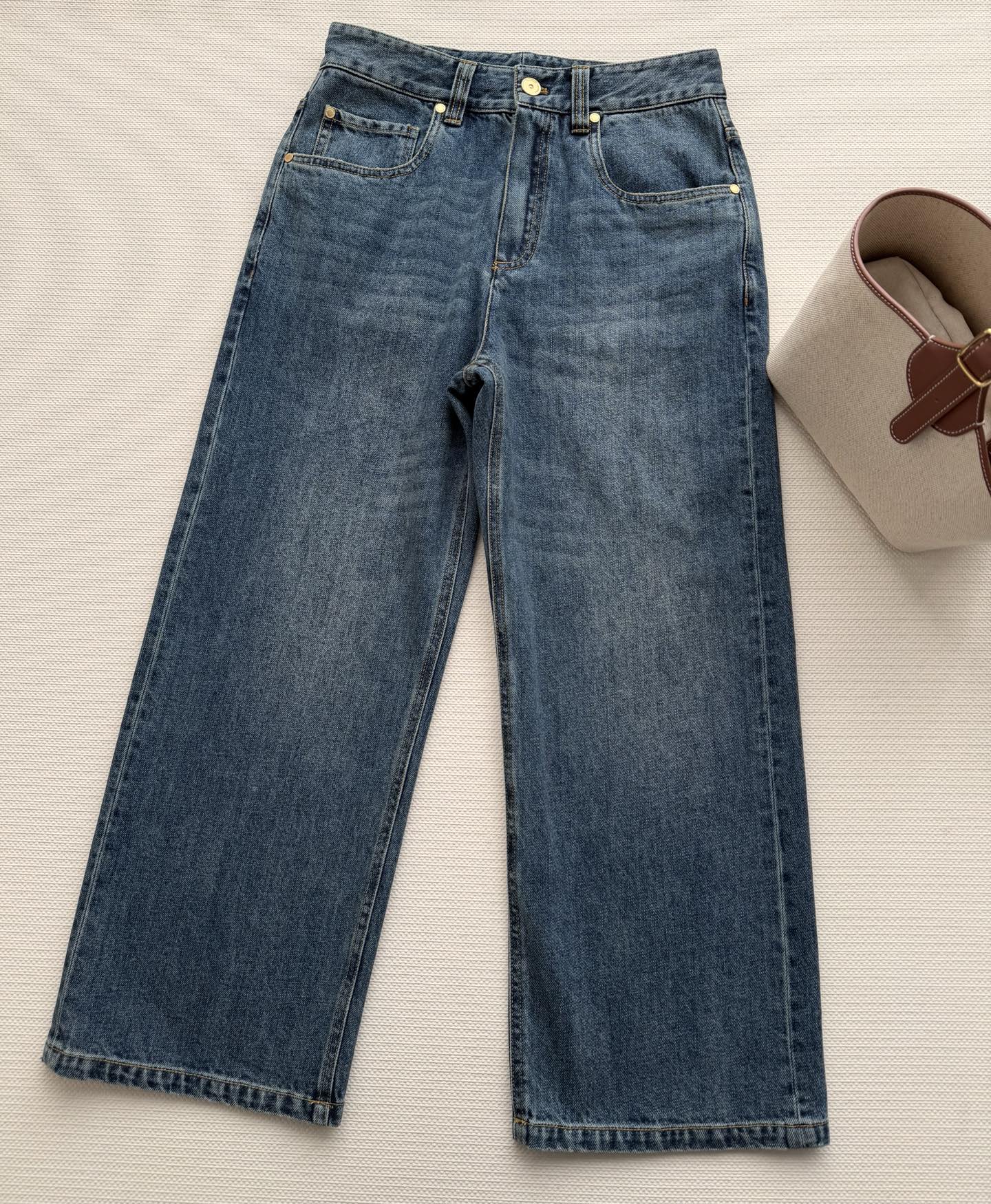 NO:709124,Brunel Cucinel*26SS new jeans are made of high-quality washed denim fabrics. They are soft, high-elastic and not tight. They are cut in just the right nine-point length to reveal slender legs. They visually lengthen the legs and make you look taller and slimmer. Small people can also wear long legs. The leather logo logo decoration on the waist highlights the brand tone and makes it easy to wear fashionable SML-,, brunello cucinelli, jeans,19860909Brunel Cucinel*26SS新款牛仔裤 精选优质牛仔洗水面料,柔软高弹不紧绷恰到好处的九分剪裁,露出纤细脚课,视觉上拉长腿型,显高显瘦 小个子也能穿出大长腿腰部皮标logo装饰彰显品牌调性,轻松穿出时髦感SML-,,brunello cucinelli,jeans,,Women's clothing