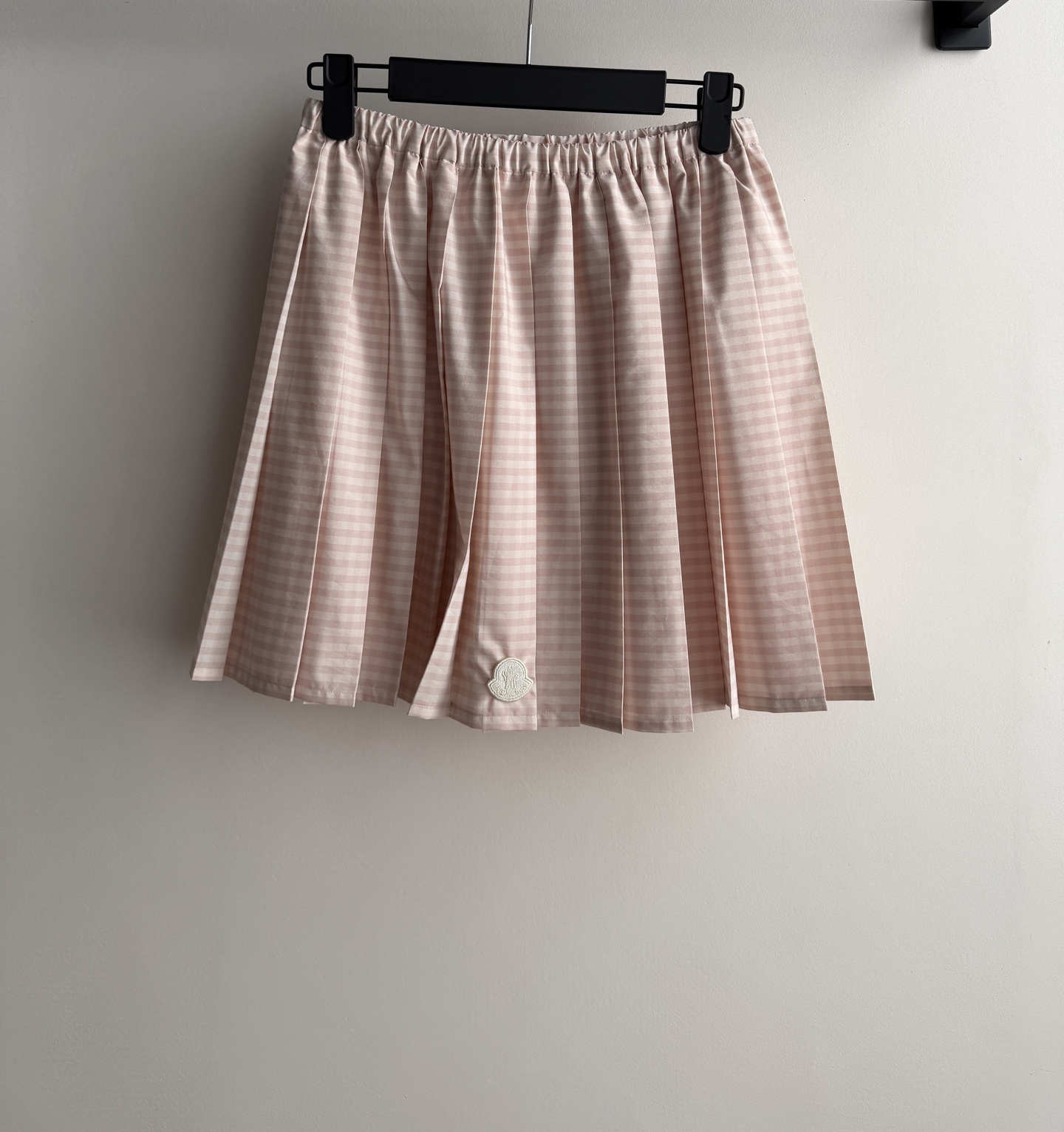 NO:861100,Moncle*26SS spring and summer series plaid skirt is made of light and breathable fabric, soft and comfortable, perfect for spring and summer!  A-line version + delicate plaid, sweet and elegant, can be easily matched with simple tops or knitted sweaters in daily or light formal occasions, and you can easily get a fresh and girly look~SML-, 梦口-clothing, Moncler, skirts,19860909Moncle*26SS春夏系列格纹半裙轻薄透气面料,柔软舒适,春夏穿超合适！A字版型+细腻格纹,甜美优雅,日常或轻正式场合都能轻松驾驭搭配简约上衣或针织衫,轻松get清新少女感～SML-,蒙口-服装,Moncler,skirts,,Women's clothing
