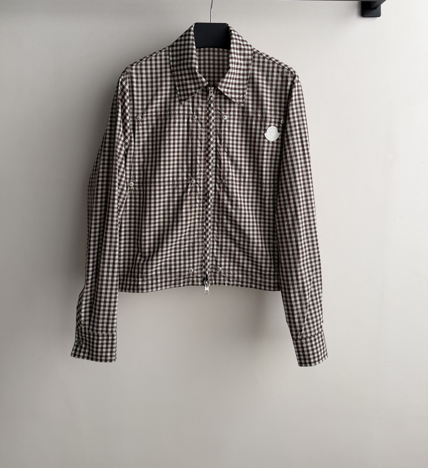 NO:861108,Moncle*26ss spring and summer series plaid short jacket has a classic plaid design, light and breathable fabrics, and the short cut makes you taller and slimmer. Pair it with a high-waist skirt or trousers to easily create a sweet and cool college style. The brand badge on the chest is embellished with perfect details, which is both practical and fashionable. It can be easily controlled for daily commuting, dating, and shopping. It is comfortable and stylish. SML-, Moncler-clothing, Moncler, skirts, jackets & coats,19860909Moncle*26ss春夏系列格纹短外套经典格纹设计,轻薄透气面料,短款剪裁显高显瘦,搭配高腰裙或裤装,轻松打造甜酷学院风.胸前品牌徽章点缀,细节满分,兼具实用与时尚感.日常通勤、约会、逛街都能轻松驾驭,舒适又有型SML-,蒙口-服装,Moncler,skirts,jackets & coats,,Women's clothing