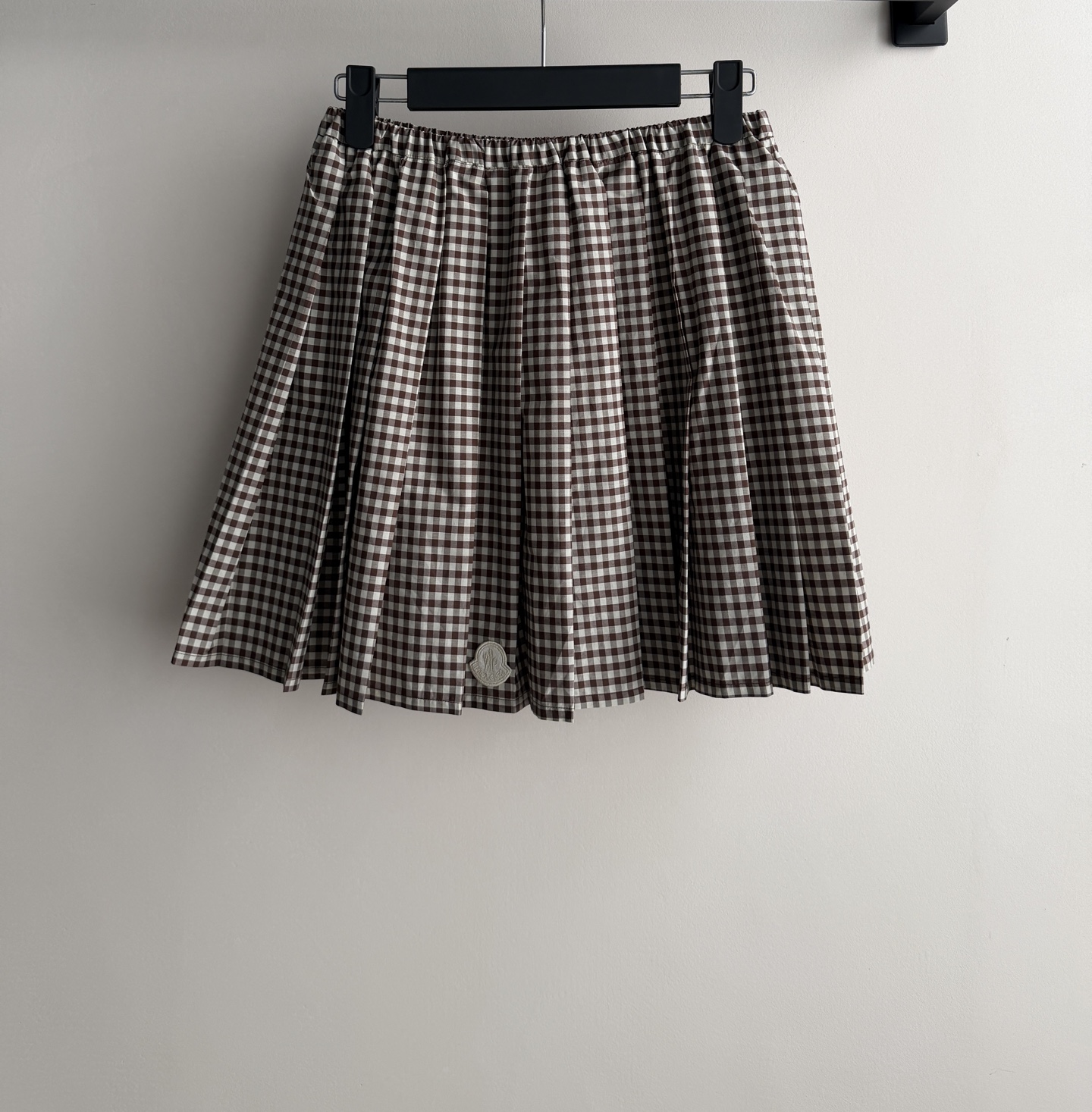 NO:861115,Moncle*26SS spring and summer series plaid skirt is made of light and breathable fabric, soft and comfortable, perfect for spring and summer!  A-line version + delicate plaid, sweet and elegant, can be easily matched with simple tops or knitted sweaters in daily or light formal occasions, and you can easily get a fresh and girly look~SML-, 梦口-clothing, Moncler, skirts,19860909Moncle*26SS春夏系列格纹半裙轻薄透气面料,柔软舒适,春夏穿超合适！A字版型+细腻格纹,甜美优雅,日常或轻正式场合都能轻松驾驭搭配简约上衣或针织衫,轻松get清新少女感～SML-,蒙口-服装,Moncler,skirts,,Women's clothing
