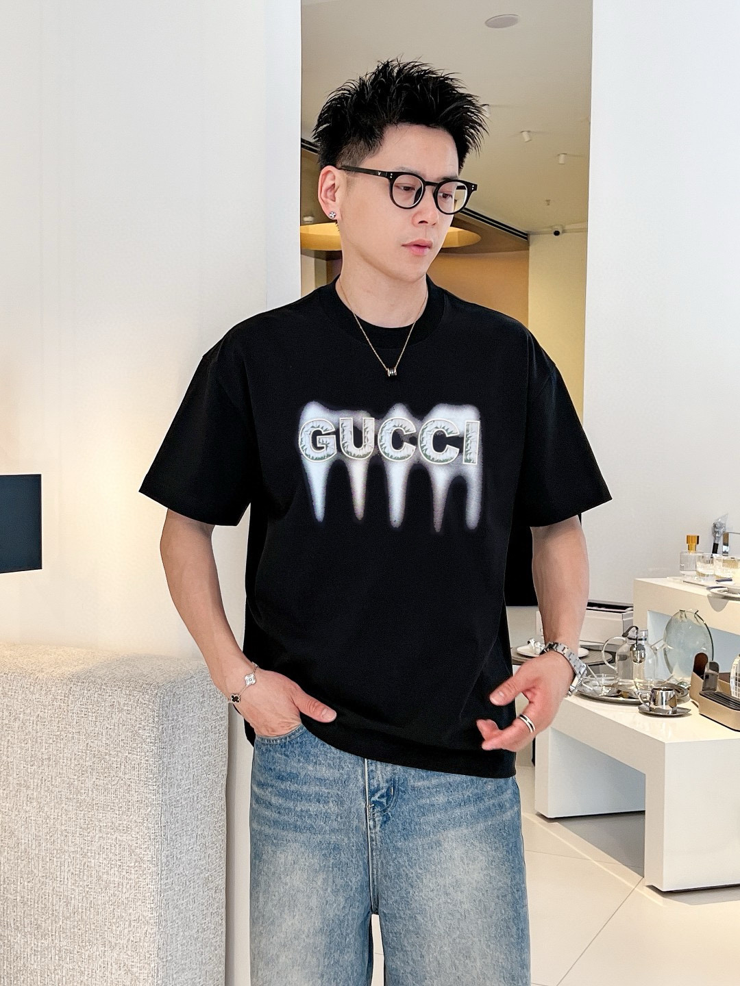 NO:453490,Gucci/Gucci New products for spring and summer 2025 are available in new products, complete three standards, mercerized cotton round neck short-sleeved T-shirt. Don’t need to introduce too much good products. Look at the details. Counter code M-XXXL /140 suggestions L,,gucci, T-shirt,tees, t-shirt,alexander wang19860909Gucci/古奇 2025年春夏新品上新 三标齐全 丝光棉圆领短袖T恤 好货不用过多介绍 看细节 专柜码数M-XXXL /140建议L,,gucci,T-shirt,tees，t-shirt,alexander wang,Men's clothing