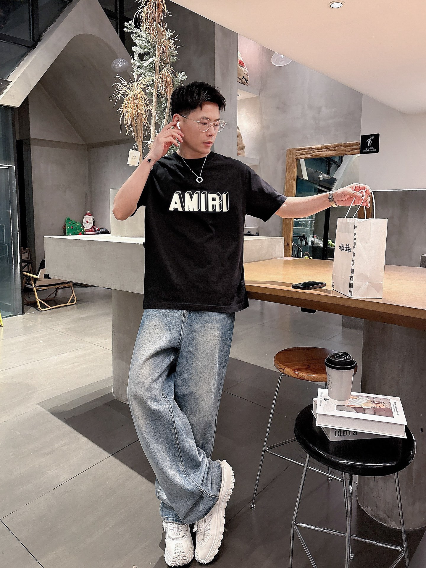 NO:453505,AMIRI 2025 spring and summer new products are available, complete three standards, pure cotton round neck short-sleeved T-shirt, no need to introduce too much good products, look at the details, counter code M-XXXL / Suggestions,,amiri, T-shirt,tees, t-shirt,alexander wang19860909AMIRI 2025年春夏新品上新 三标齐全 纯棉圆领短袖T恤 好货不用过多介绍 看细节 专柜码数M-XXXL /建议L,,amiri,T-shirt,tees，t-shirt,alexander wang,Men's clothing