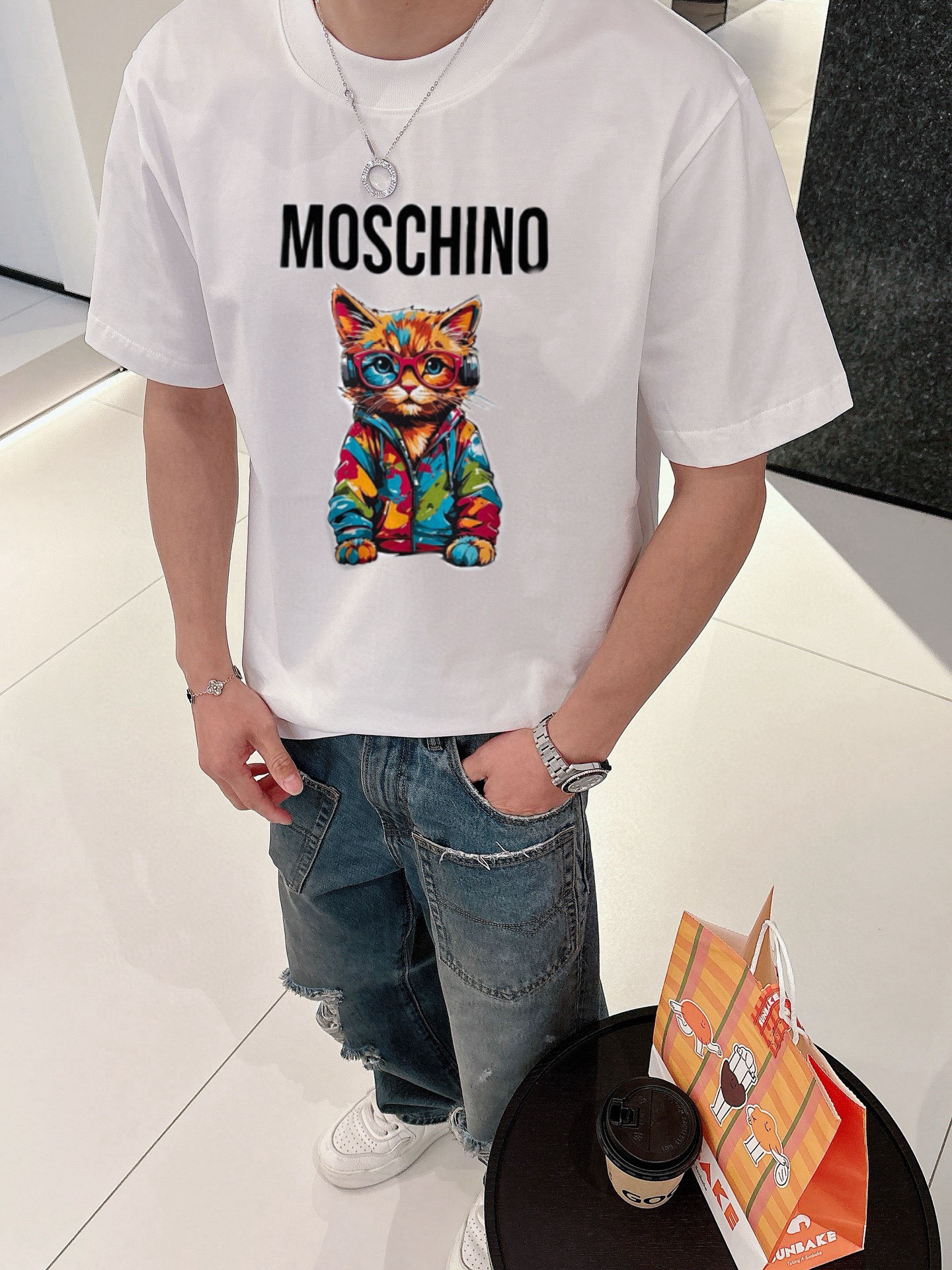 NO:462367,Moscino 2025 spring and summer new products are available, complete three standards, pure cotton round neck short-sleeved T-shirt, no need to introduce too much good products, look at the details, counter code M-XXXL / Suggestions L,, T-shirt,tees, t-shirt,alexander wang19860909莫斯奇诺 2025年春夏新品上新 三标齐全 纯棉圆领短袖T恤 好货不用过多介绍 看细节 专柜码数M-XXXL /建议L,,T-shirt,tees，t-shirt,alexander wang,Men's clothing