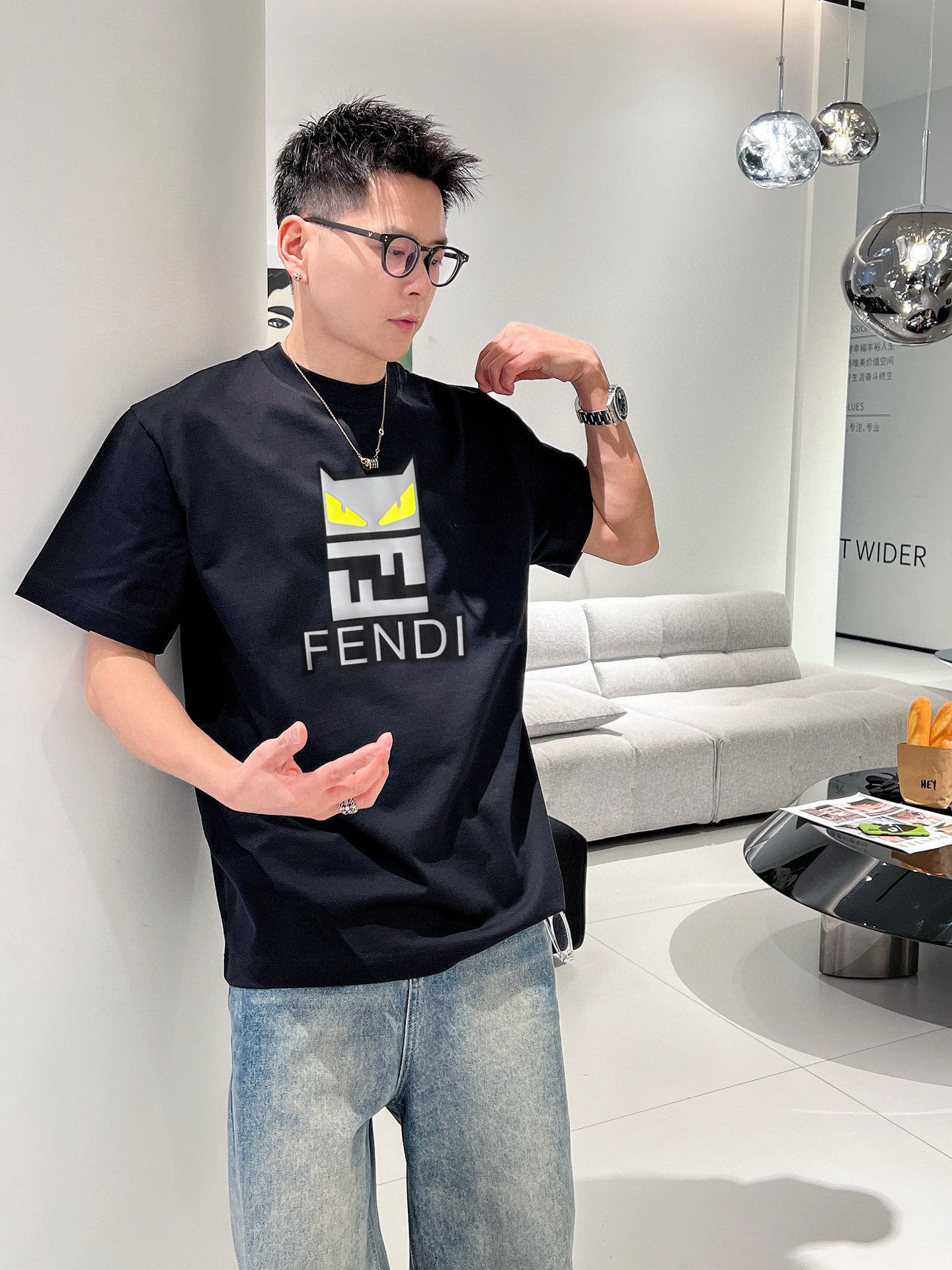 NO:459230,Fendi/Fendi 2025 new spring and summer products are available in new products, complete three standards, pure cotton round neck short-sleeved T-shirt, no need to introduce too much good products, look at the details, counter number M-XXXL 175/Suggestions, fendi, fendi, T-shirt, tees, t-shirt, alexander wang19860909Fendi/芬迪 2025年春夏新品上新 三标齐全 纯棉圆领短袖T恤 好货不用过多介绍 看细节 专柜码数M-XXXL 175/建议L,,fendi,fendi,T-shirt,tees，t-shirt,alexander wang,Men's clothing