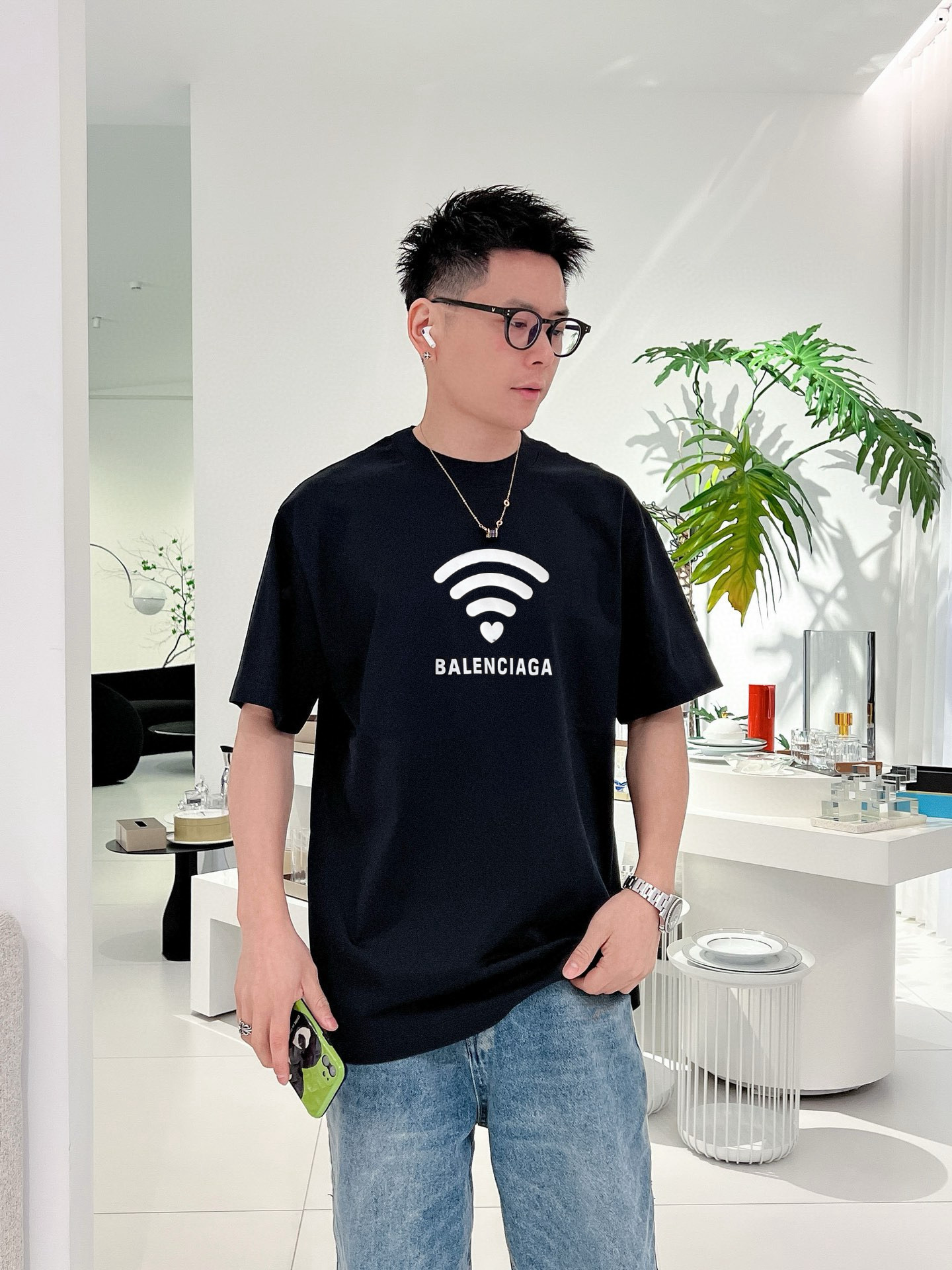 NO:479968,Balenciaga/Balenciaga 2025 spring and summer new product, complete three standards, 260g round neck pure cotton short-sleeved T-shirt. Don’t need to introduce too much good products. Look at the details. Counter code M-XXXL/Suggestions L,,balenciaga,balenciaga,T-shirt,tees,t-shirt,alexander wang19860909Balenciaga/巴黎世家 2025春夏新品 三标齐全 260克圆领纯棉短袖T恤 好货不用过多介绍 看细节 专柜码数M-XXXL /建议L,,balenciaga,balenciaga,T-shirt,tees，t-shirt,alexander wang,Men's clothing