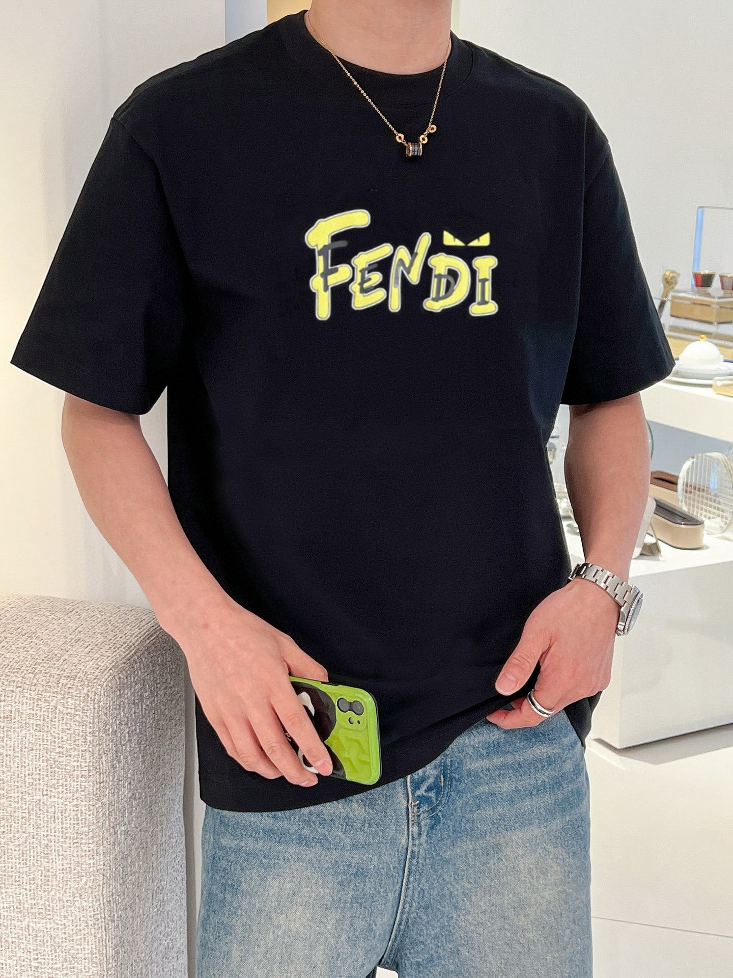 NO:479975,Fendi/Fendi 2025 spring and summer new product, complete three standards, 260g round neck pure cotton short-sleeved T-shirt. Don’t need to introduce too much good products. Look at the details. Counter code M-XXXL/Suggestions L,,fendi,fendi,T-shirt,tees,t-shirt,alexander wang19860909Fendi/芬迪 2025春夏新品 三标齐全 260克圆领纯棉短袖T恤 好货不用过多介绍 看细节 专柜码数M-XXXL /建议L,,fendi,fendi,T-shirt,tees，t-shirt,alexander wang,Men's clothing