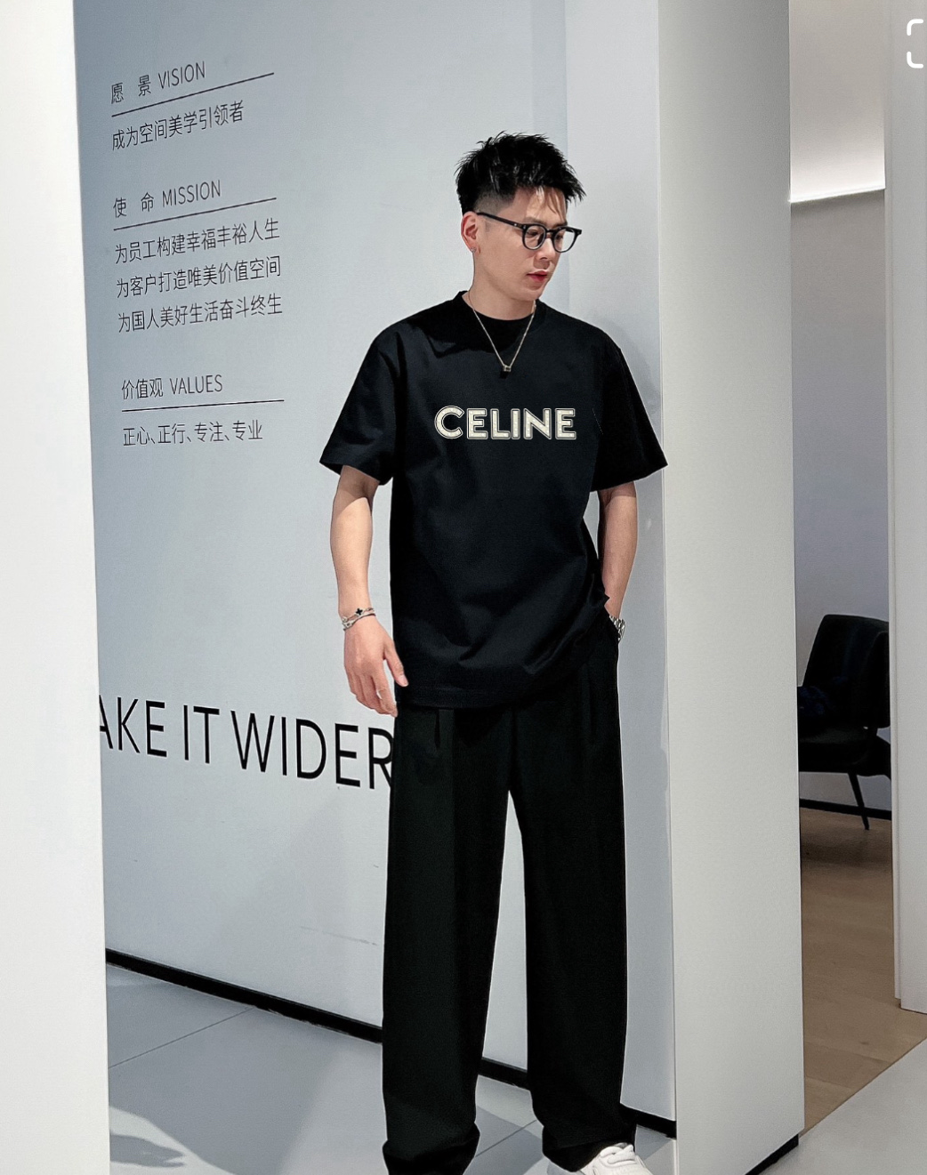 NO:156101,Celine/Celine 2025 spring and summer new product, complete three standards, round neck mercerized cotton short-sleeved T-shirt. Don’t need to introduce too much good products. Look at the details. Counter code M-XXXL/Suggestions L,,celine,celine,T-shirt,tees,t-shirt,alexander wang19860909Celine/赛琳 2025春夏新品 三标齐全 圆领丝光棉短袖T恤 好货不用过多介绍 看细节 专柜码数M-XXXL /建议L,,celine,celine,T-shirt,tees，t-shirt,alexander wang,Men's clothing