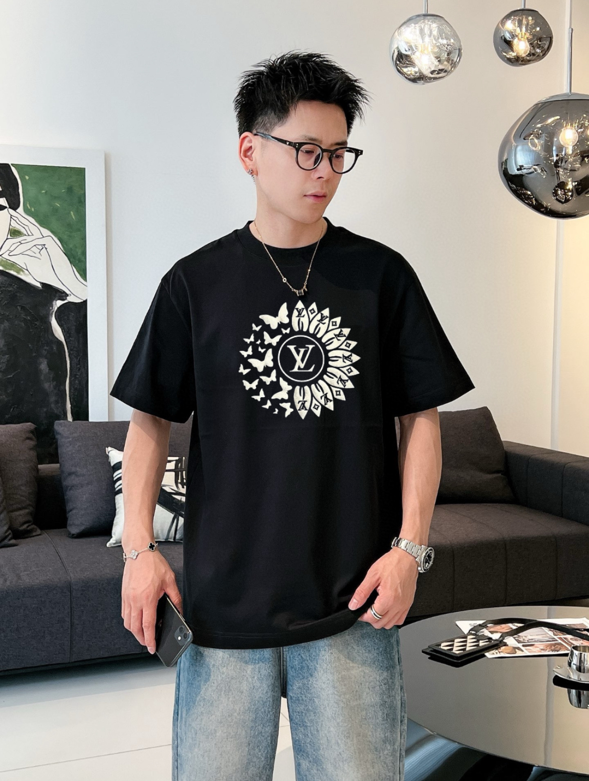 NO:479989,LV/Louis Vuitton 2025 Spring and Summer New Products Complete Three Standards 260g round neck pure cotton short-sleeved T-shirt. Good products don’t need to be introduced too much. Look at the details. Counter code M-XXXL/Suggestions L,,louis vuitton,louis vuitton,T-shirt,tees,t-shirt,alexander wang19860909LV/路易威登 2025春夏新品 三标齐全 260克圆领纯棉短袖T恤 好货不用过多介绍 看细节 专柜码数M-XXXL /建议L,,louis vuitton,louis vuitton,T-shirt,tees，t-shirt,alexander wang,Men's clothing
