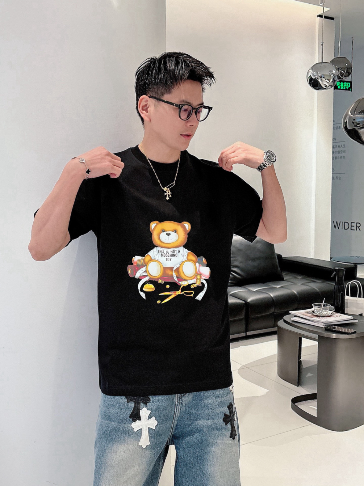 NO:457739,Moscino 2025 spring and summer new products are available, complete three standards, mercerized cotton round neck short-sleeved T-shirt, no need to introduce too much good products, look at the details, counter code number M-XXXL /140 suggestions L,,T-shirt,tees,t-shirt,alexander wang19860909莫斯奇诺 2025年春夏新品上新 三标齐全 丝光棉圆领短袖T恤 好货不用过多介绍 看细节 专柜码数 M-XXXL /140建议L,,T-shirt,tees，t-shirt,alexander wang,Men's clothing