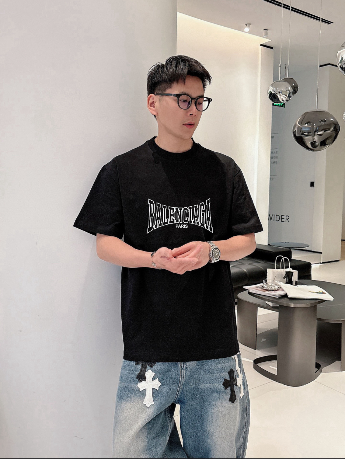 NO:156106,Balenciaga/Balenciaga New products for spring and summer 2025 are available in new products, complete three standards, pure cotton round neck short-sleeved T-shirt. Don’t need to introduce too much good products. Look at the details. Counter code M-XXXL/Suggestions L,,balenciaga,balenciaga,T-shirt,tees,t-shirt,alexander wang19860909Balenciaga/巴黎世家 2025年春夏新品上新 三标齐全 纯棉圆领短袖T恤 好货不用过多介绍 看细节 专柜码数 M-XXXL /建议L,,balenciaga,balenciaga,T-shirt,tees，t-shirt,alexander wang,Men's clothing