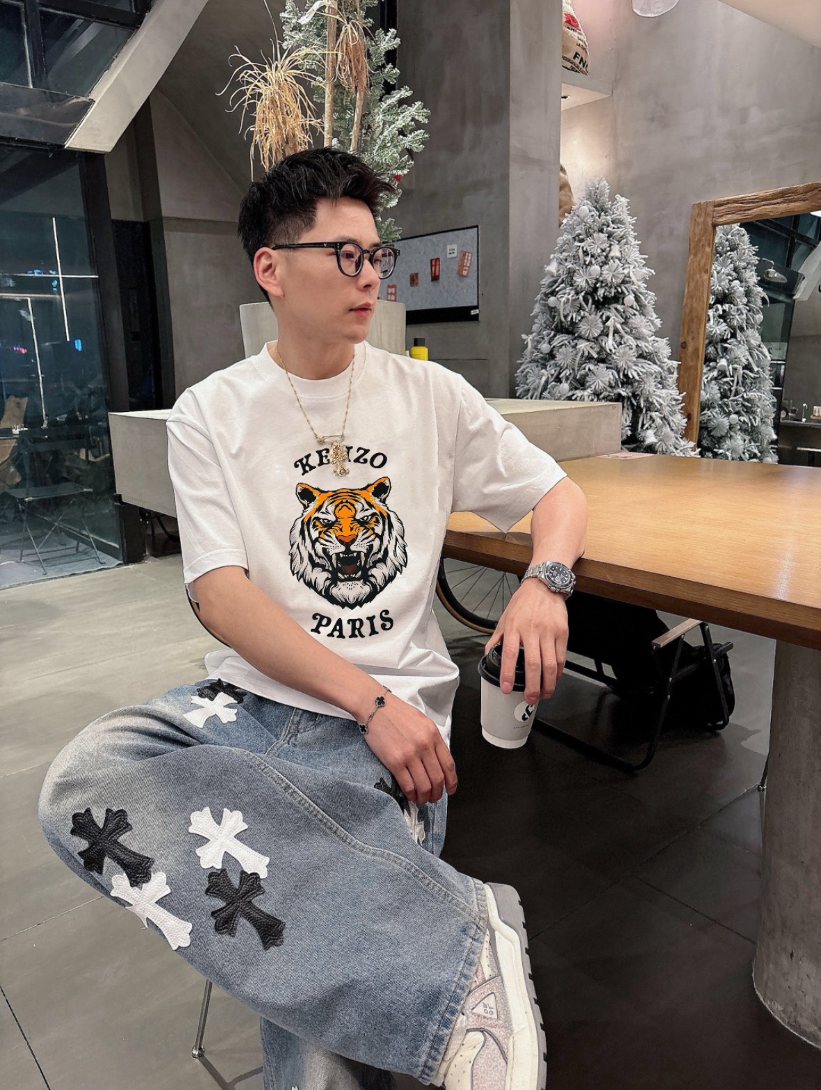 NO:153206,Kenzo 2025 new spring and summer products are available, complete three standards, mercerized cotton round neck short-sleeved T-shirt, you don’t need to introduce too much good products, look at the details, counter code number M-XXXL /140 suggestions L,, T-shirt,tees, t-shirt,alexander wang19860909Kenzo 2025年春夏新品上新 三标齐全 丝光棉圆领短袖T恤 好货不用过多介绍 看细节 专柜码数M-XXXL /140建议L,,T-shirt,tees，t-shirt,alexander wang,Men's clothing