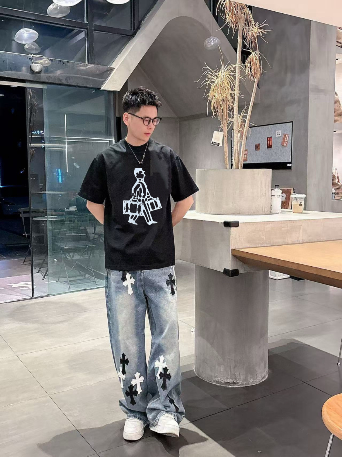 NO:426414,Prada/Prada 2025 spring and summer new product, complete three standards, round neck mercerized cotton short-sleeved T-shirt. Don’t need to introduce too much good products. Look at the details. Counter code M-XXXL 175/140 Suggestions,,prada,prada,T-shirt,tees,t-shirt,alexander wang19860909Prada/普拉达 2025春夏新品 三标齐全 圆领丝光棉短袖T恤 好货不用过多介绍 看细节 专柜码数M-XXXL 175/140建议L,,prada,prada,T-shirt,tees，t-shirt,alexander wang,Men's clothing