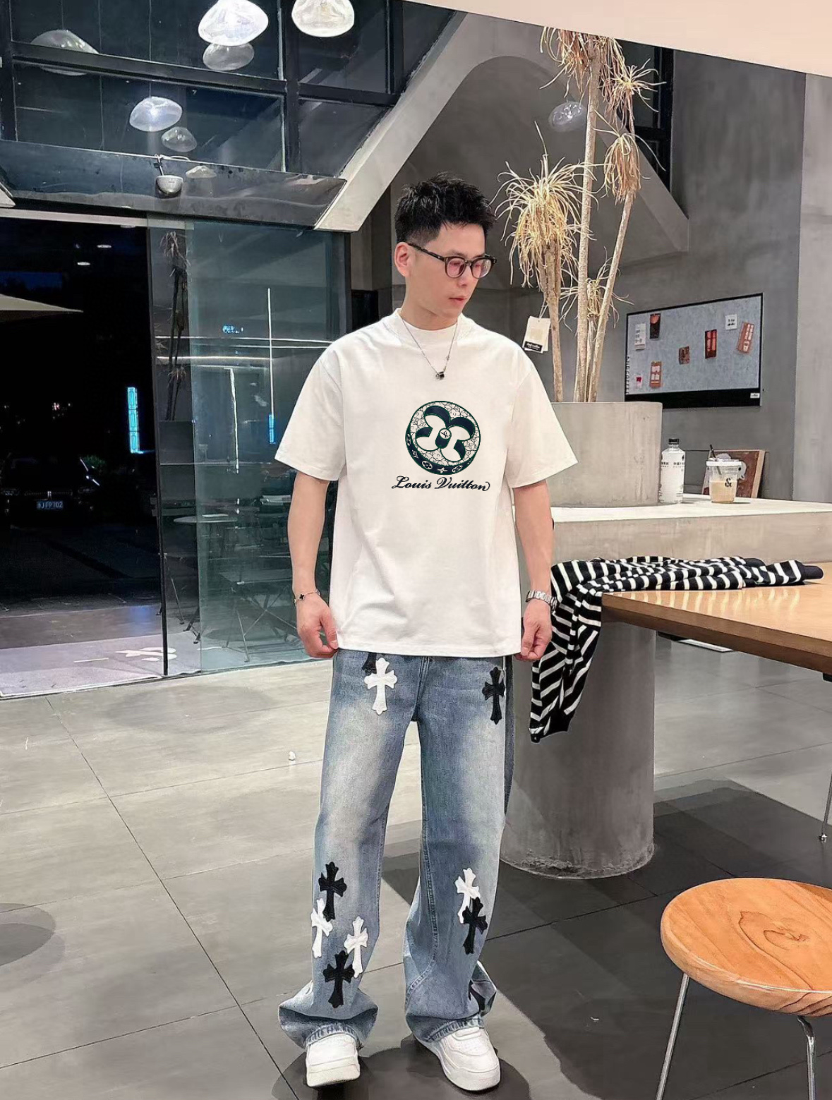 NO:153205,LV/Louis Vuitton 2025 new spring and summer products are available in new products, complete three standards, mercerized cotton round neck short-sleeved T-shirt, no need to introduce too much good products, look at the details, counter code number M-XXXL /140 suggestions, L, louis vuitton, louis vuitton, T-shirt,tees, t-shirt,alexander wang19860909LV/路易威登 2025年春夏新品上新 三标齐全 丝光棉圆领短袖T恤 好货不用过多介绍 看细节 专柜码数M-XXXL /140建议L,,louis vuitton,louis vuitton,T-shirt,tees，t-shirt,alexander wang,Men's clothing