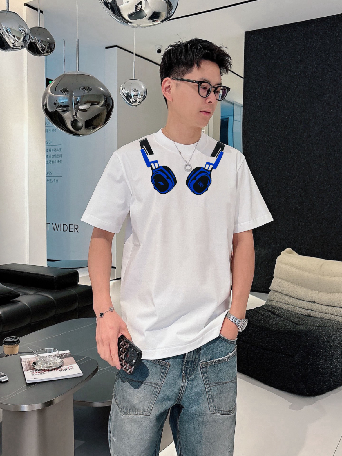 NO:153231,Balenciaga/Balenciaga New products for spring and summer 2025 are available in new products, complete three standards, mercerized cotton round neck short-sleeved T-shirt. Don’t need to introduce too much good products. Look at the details. Counter code M-XXXL /140 Suggestions L,,balenciaga,balenciaga,T-shirt,tees,t-shirt,alexander wang19860909Balenciaga/巴黎世家 2025年春夏新品上新 三标齐全 丝光棉圆领短袖T恤 好货不用过多介绍 看细节 专柜码数M-XXXL /140建议L,,balenciaga,balenciaga,T-shirt,tees，t-shirt,alexander wang,Men's clothing
