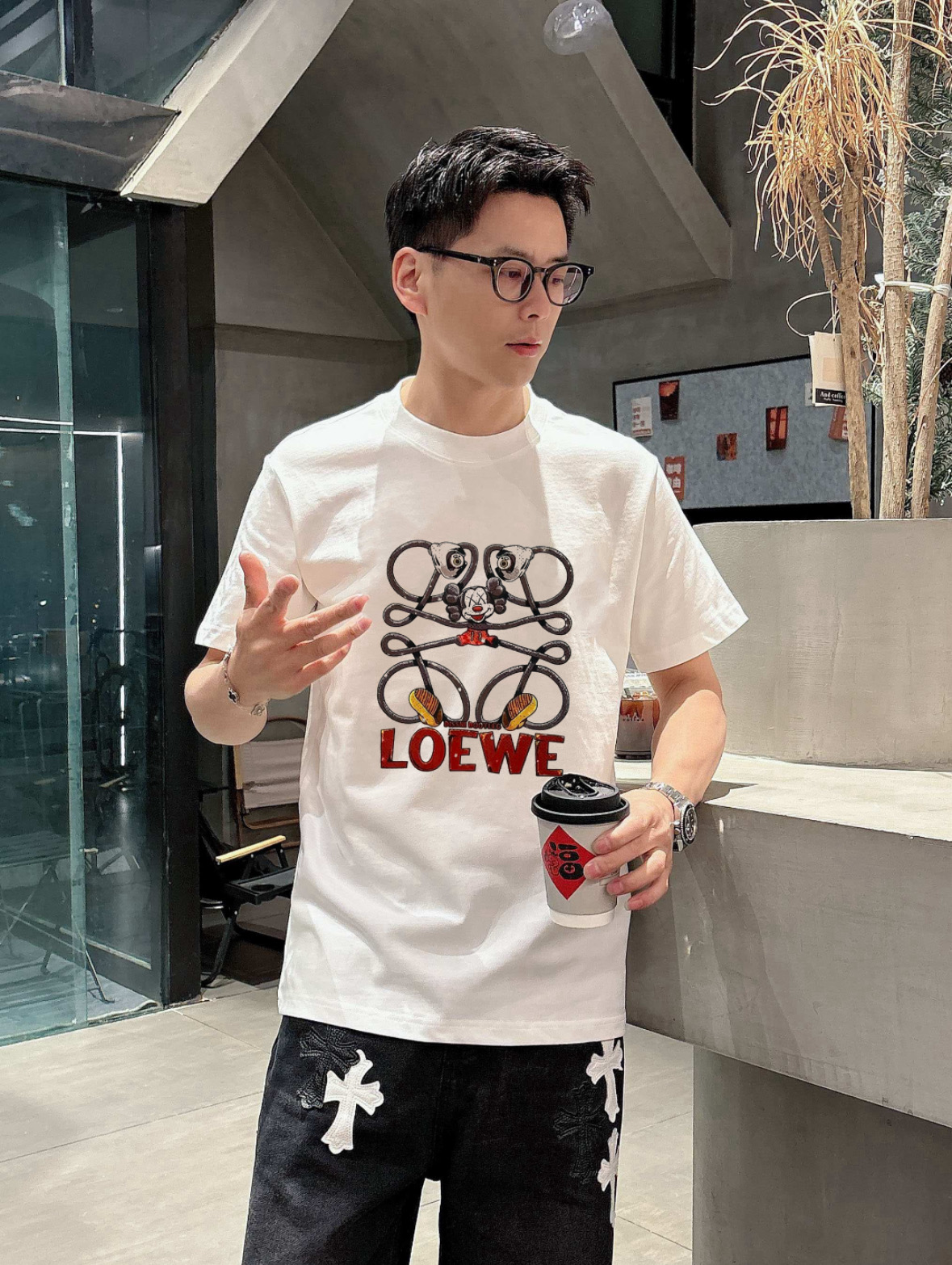 NO:153202,Loewe/Luo Yiwei New products for spring and summer 2025 are available in new products, complete three standards, mercerized cotton round neck short-sleeved T-shirt. Don’t need to introduce too much good products. Look at the details. Counter code M-XXXL /140 suggestions L,,loewe,loewe,T-shirt,tees,t-shirt,alexander wang19860909Loewe/罗意威 2025年春夏新品上新 三标齐全 丝光棉圆领短袖T恤 好货不用过多介绍 看细节 专柜码数M-XXXL /140建议L,,loewe,loewe,T-shirt,tees，t-shirt,alexander wang,Men's clothing