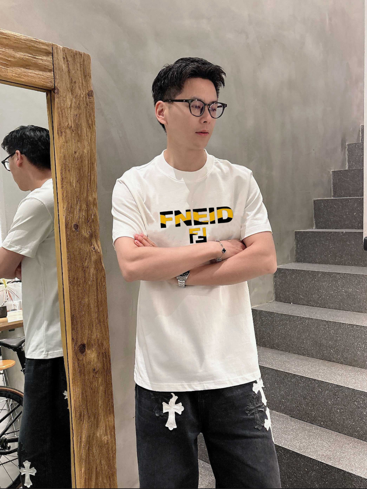 NO:503443,Fendi/Fendi 2025 spring and summer new product, complete three standards, round neck mercerized cotton short-sleeved T-shirt. Don’t need to introduce too much good products. Look at the details. Counter code M-XXXL /140 suggestions L,,fendi,fendi,T-shirt,tees,t-shirt,alexander wang19860909Fendi/芬迪 2025春夏新品 三标齐全 圆领丝光棉短袖T恤 好货不用过多介绍 看细节 专柜码数M-XXXL /140建议L,,fendi,fendi,T-shirt,tees，t-shirt,alexander wang,Men's clothing