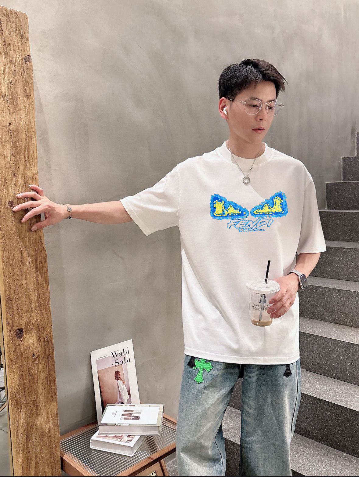 NO:150602,Fendi/Fendi 2025 new spring and summer products are available in new products, complete three standards, mercerized cotton round neck short-sleeved T-shirt. Don’t need to introduce too much good products. Look at the details. Counter code M-XXXL /140 suggestions L,,fendi,fendi,T-shirt,tees,t-shirt,alexander wang19860909Fendi/芬迪 2025年春夏新品上新 三标齐全 丝光棉圆领短袖T恤 好货不用过多介绍 看细节 专柜码数M-XXXL /140建议L,,fendi,fendi,T-shirt,tees，t-shirt,alexander wang,Men's clothing