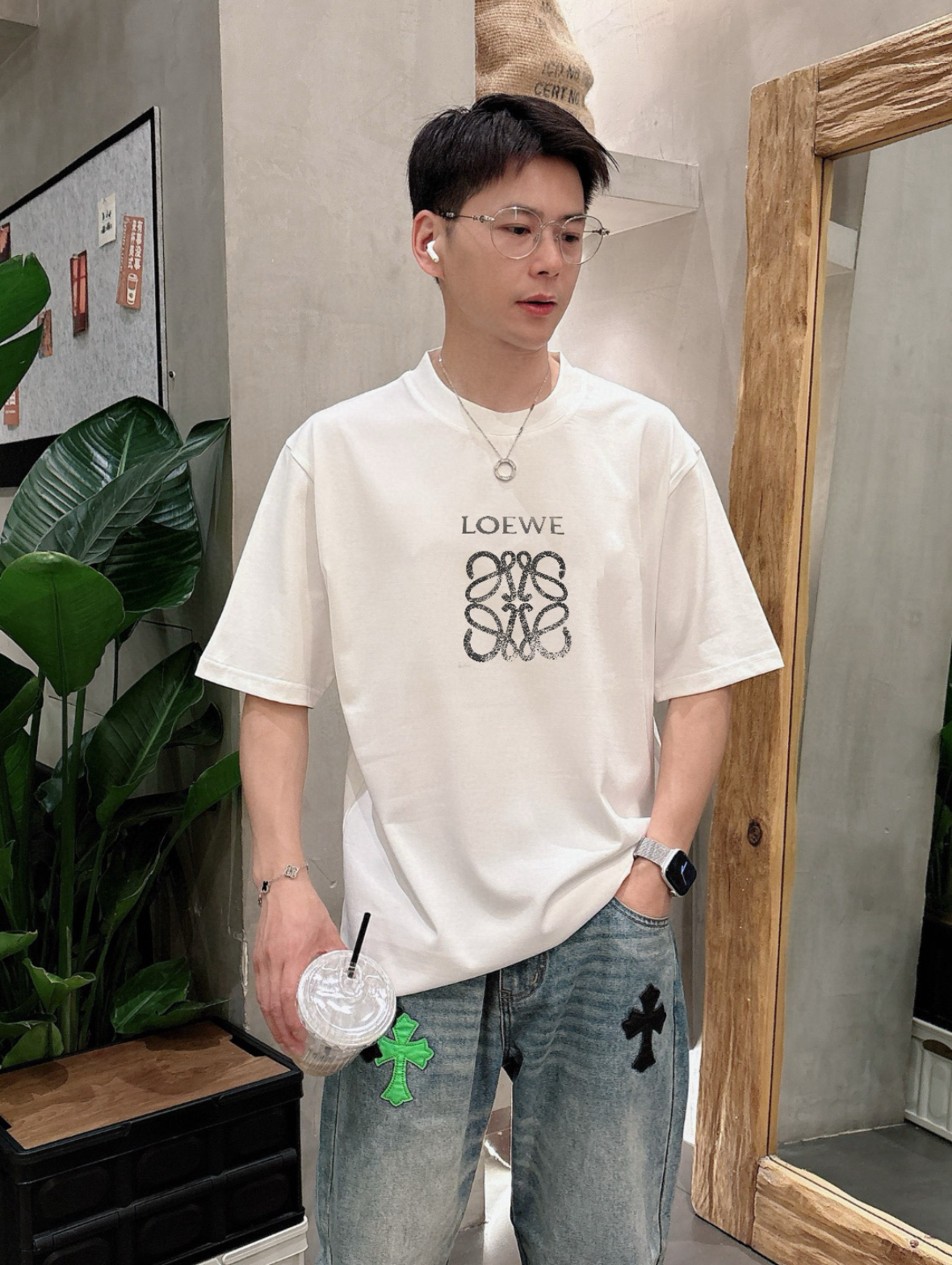 NO:150595,Loewe/Luo Yiwei New products for spring and summer 2025 are available in new products, complete three standards, mercerized cotton round neck short-sleeved T-shirt. Don’t need to introduce too much good products. Look at the details. Counter code M-XXXL /140 suggestions L,,loewe,loewe,T-shirt,tees,t-shirt,alexander wang19860909Loewe/罗意威 2025年春夏新品上新 三标齐全 丝光棉圆领短袖T恤 好货不用过多介绍 看细节 专柜码数M-XXXL /140建议L,,loewe,loewe,T-shirt,tees，t-shirt,alexander wang,Men's clothing