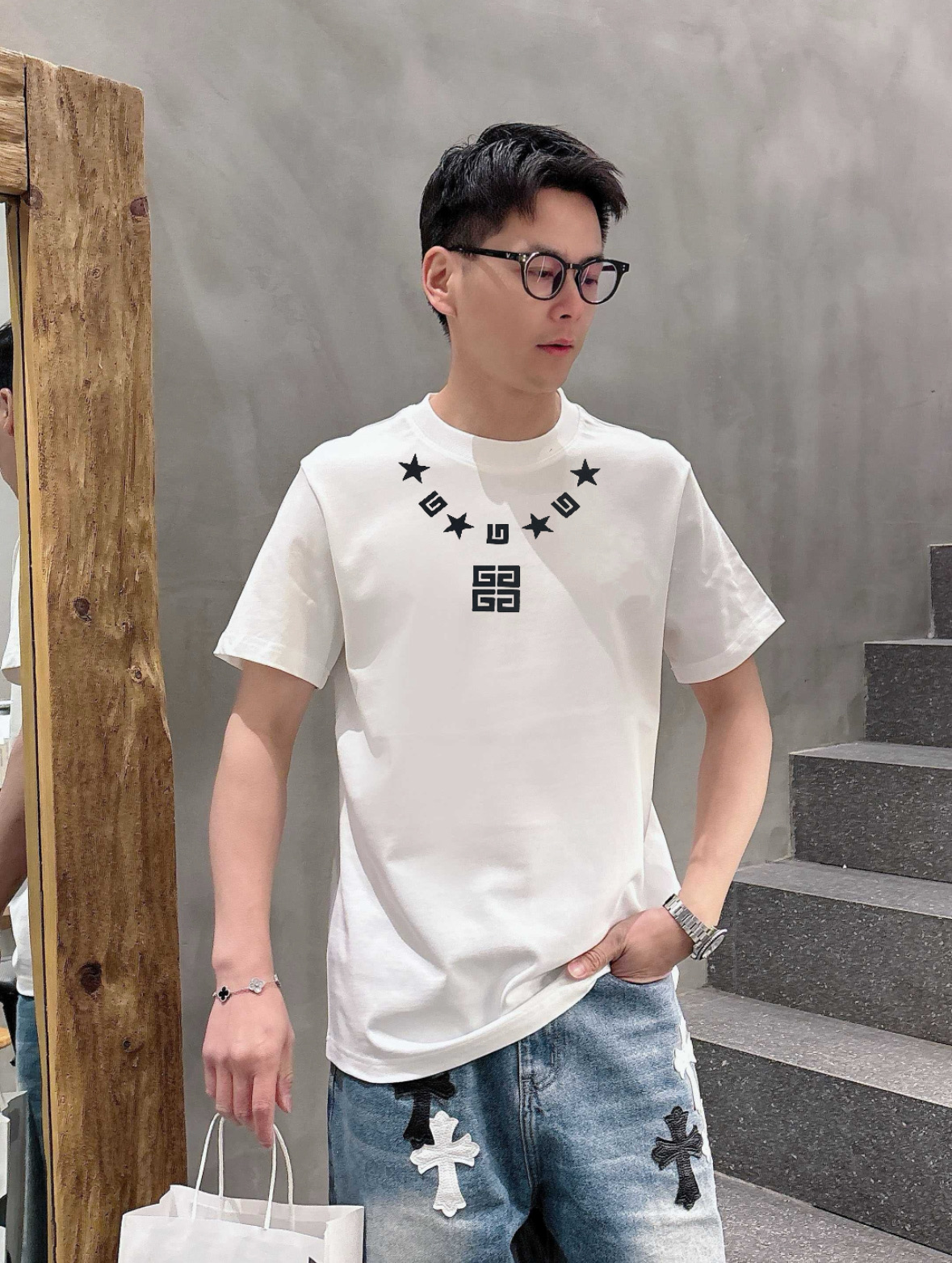 NO:150587,Givenchy New products for spring and summer 2025 are available in new products, complete three standards, mercerized cotton round neck short-sleeved T-shirt. Don’t need to introduce too much good products. Look at the details. Counter code M-XXXL /140 suggestions L, given, given, given, T-shirt,tees, t-shirt,alexander wang19860909give/纪梵希 2025年春夏新品上新 三标齐全 丝光棉圆领短袖T恤 好货不用过多介绍 看细节 专柜码数M-XXXL /140建议L,,givenchy,givenchy,T-shirt,tees，t-shirt,alexander wang,Men's clothing