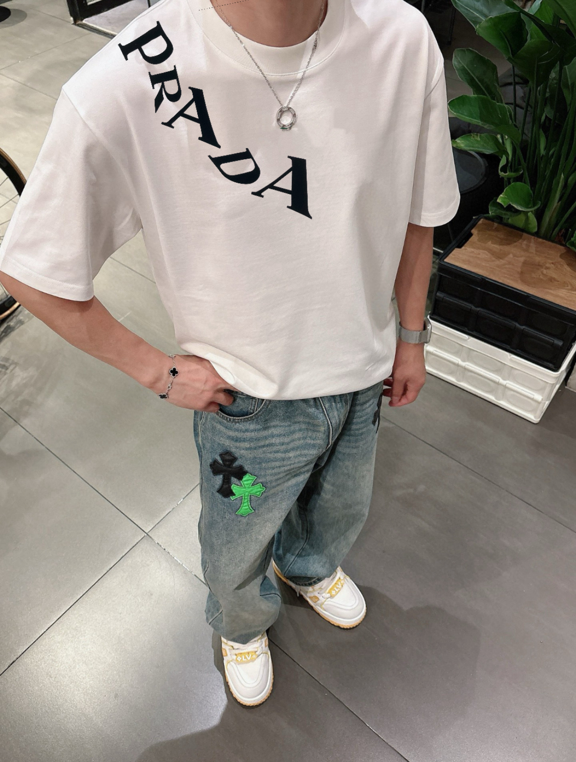 NO:150555,Prada/Prada 2025 new spring and summer products are available in new products, complete three standards, mercerized cotton round neck short-sleeved T-shirt. Don’t need to introduce too much good products. Look at the details. Counter code M-XXXL /140 suggestions L,,prada,prada,T-shirt,tees,t-shirt,alexander wang19860909Prada/普拉达 2025年春夏新品上新 三标齐全 丝光棉圆领短袖T恤 好货不用过多介绍 看细节 专柜码数M-XXXL /140建议L,,prada,prada,T-shirt,tees，t-shirt,alexander wang,Men's clothing