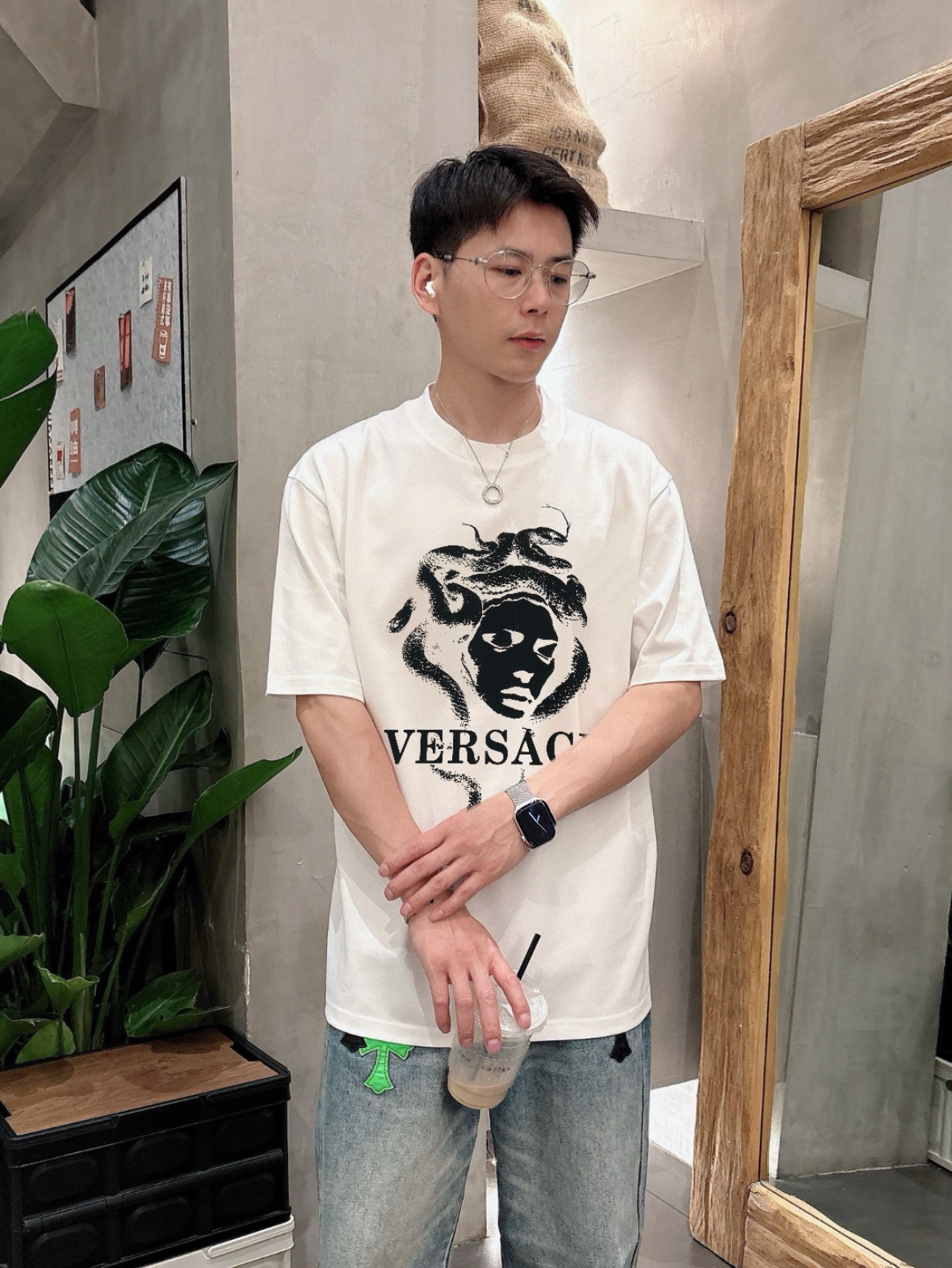 NO:150551,Versace/Versace 2025 new spring and summer products are available in new products, complete three standards, mercerized cotton round neck short-sleeved T-shirts, no need to introduce too much good products, look at the details, counter number M-XXXL /140 suggestions L, versace, versace, T-shirt, tees, t-shirt, alexander wang19860909Versace/范思哲 2025年春夏新品上新 三标齐全 丝光棉圆领短袖T恤 好货不用过多介绍 看细节 专柜码数M-XXXL /140建议L,,versace,versace,T-shirt,tees，t-shirt,alexander wang,Men's clothing