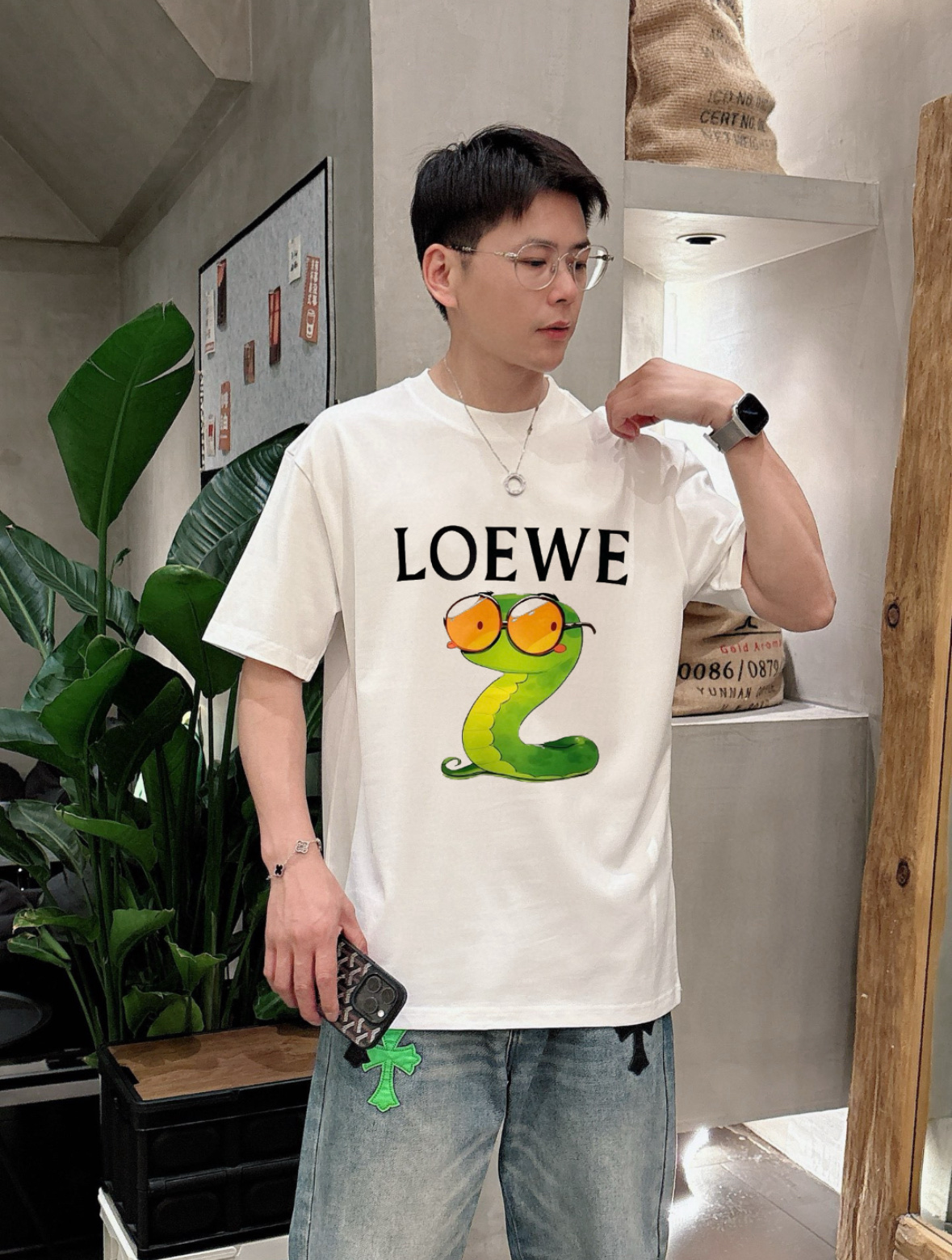 NO:159927,Loewe/Luo Yiwei Spring and summer new products, complete three standards, mercerized cotton short-sleeved T-shirts. Don’t need to introduce too much good products. Look at the details. Counter code M-XXXL 175/140 Suggestions,,loewe,loewe,T-shirt,tees,t-shirt,alexander wang19860909Loewe/罗意威 春夏新品 三标齐全 丝光棉短袖T恤 好货不用过多介绍 看细节 专柜码数M-XXXL 175/140建议L,,loewe,loewe,T-shirt,tees，t-shirt,alexander wang,Men's clothing