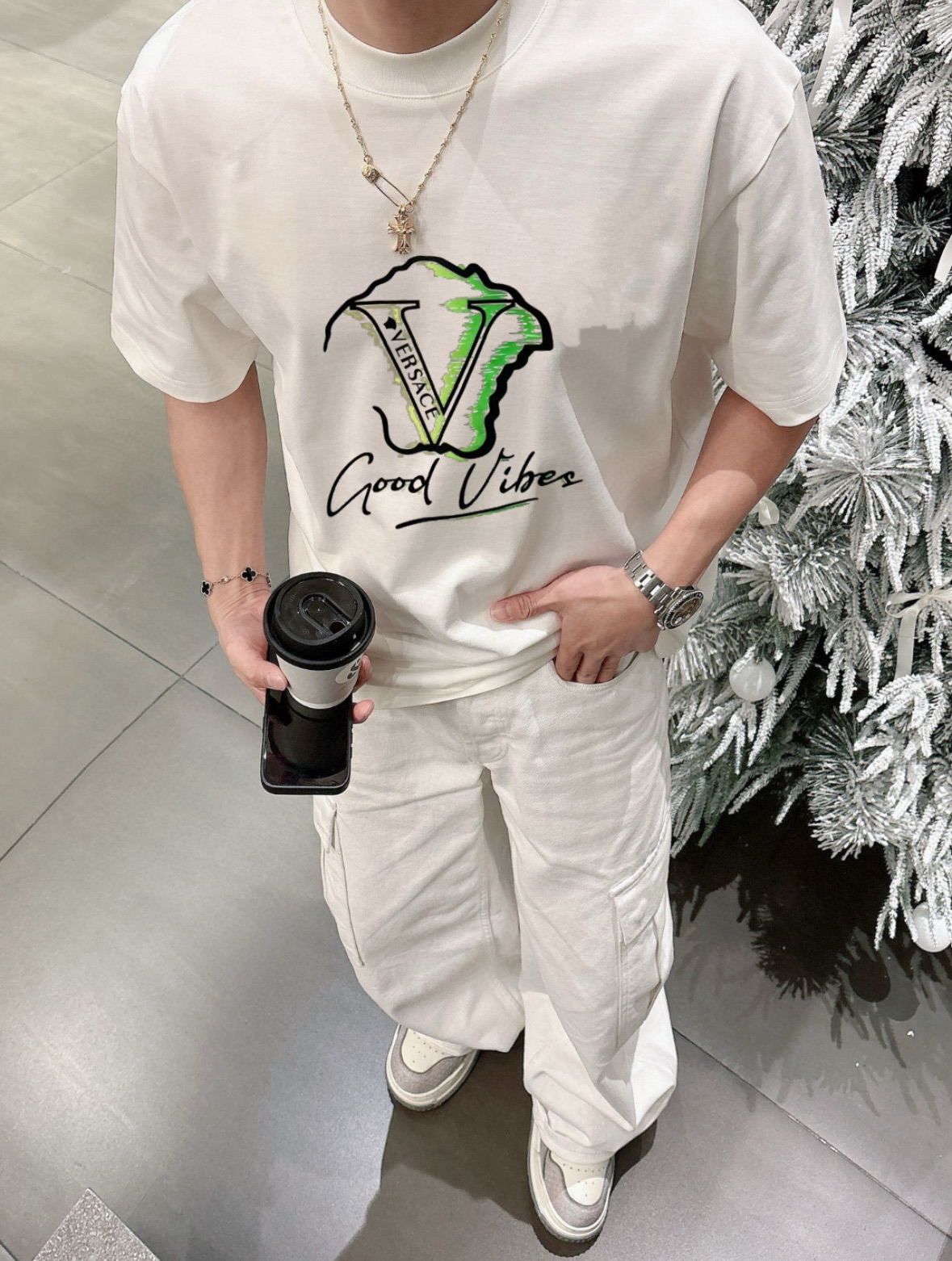 NO:159943,Versace/Versace New Spring and Summer Products Complete Three Standards Mercerized Cotton Short-sleeved T-shirts Don't need to introduce too much good products Look at the details Counter code M-XXXL 175/140 Suggestions L, versace, versace, T-shirt, tees, t-shirt, alexander wang19860909Versace/范思哲 春夏新品 三标齐全 丝光棉短袖T恤 好货不用过多介绍 看细节 专柜码数M-XXXL 175/140建议L,,versace,versace,T-shirt,tees，t-shirt,alexander wang,Men's clothing