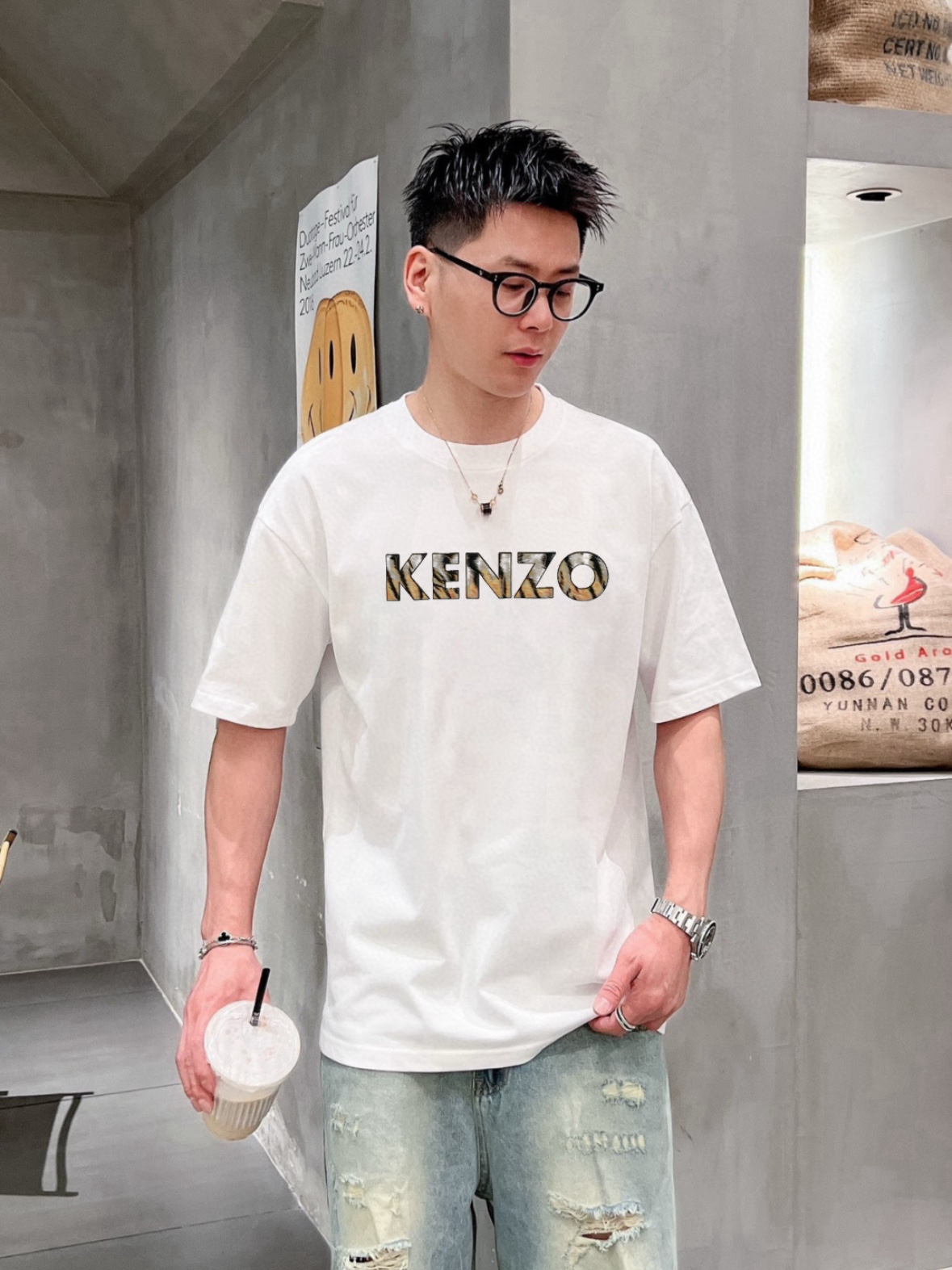 NO:159934,kenzo spring and summer new products, complete three standards, mercerized cotton short-sleeved T-shirts. Don’t need to introduce too much good products. Look at the details. Counter code M-XXXL 175/140 Suggestions L,, T-shirt,tees, t-shirt,alexander wang19860909kenzo 春夏新品 三标齐全 丝光棉短袖T恤 好货不用过多介绍 看细节 专柜码数M-XXXL 175/140建议L,,T-shirt,tees，t-shirt,alexander wang,Men's clothing