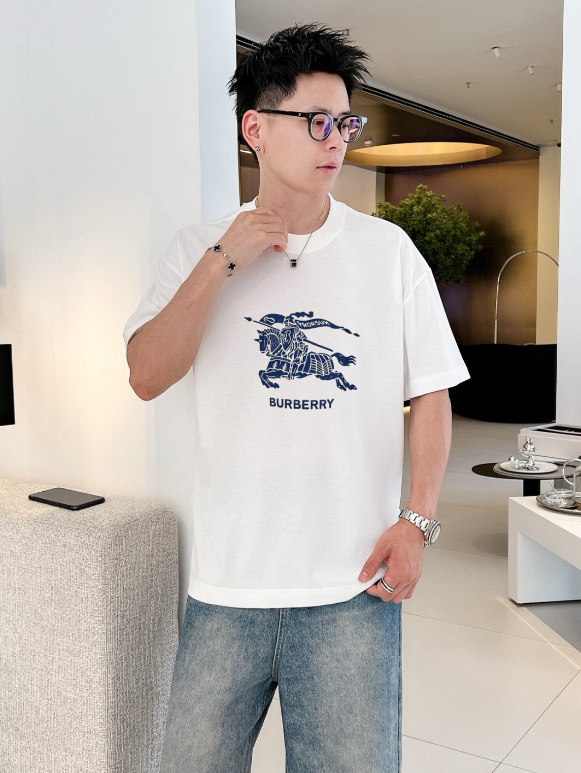 NO:457762,Burberry/Burberry 2025 Spring and Summer New Products, Complete Three-Standard Boob Foaming Process, Mercerized Cotton Short-Sleeved T-shirts, Don’t need to introduce too much good products, look at the details, Counter Code M-XXXL /140 Suggestions, L, burberry, burberry, T-shirt, tees, t-shirt, alexander wang19860909Burberry/巴宝莉 2025春夏新品 三标齐全 胸前立体发泡工艺 丝光棉短袖T恤 好货不用过多介绍 看细节 专柜码数M-XXXL /140建议L,,burberry,burberry,T-shirt,tees，t-shirt,alexander wang,Men's clothing