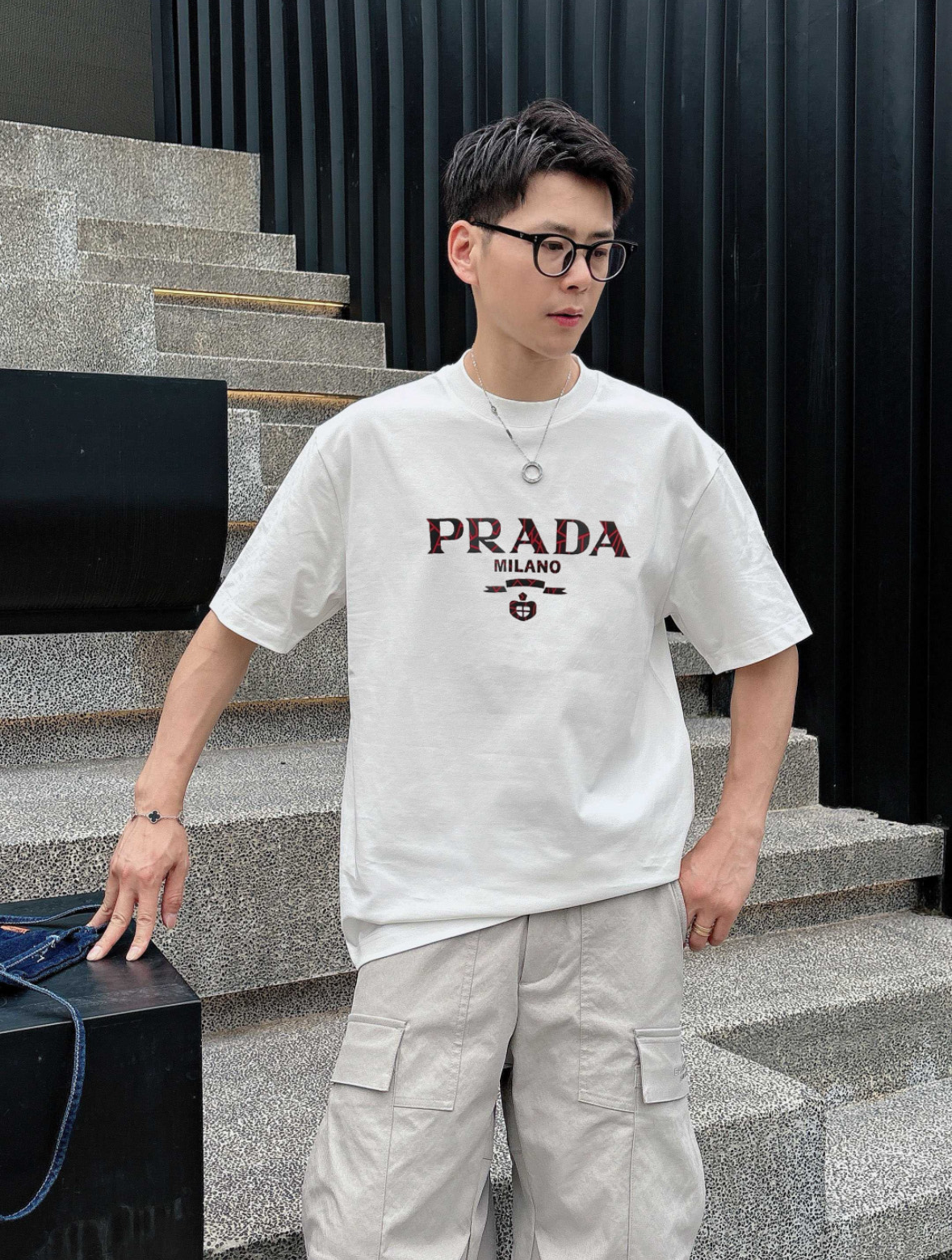 NO:917549,Prada/Prada 2026 spring and summer new products, complete with three standards, round neck mercerized cotton short-sleeved T-shirt, good product does not need to be introduced too much, look at the details, counter size M-XXXL / recommended L,, prada, prada, T-shirt, tees, t-shirt,19860909Prada/普拉达 2026春夏新品 三标齐全 圆领丝光棉短袖T恤 好货不用过多介绍 看细节 专柜码数M-XXXL /建议L,,prada,prada,T-shirt,tees，t-shirt,,Men's clothing