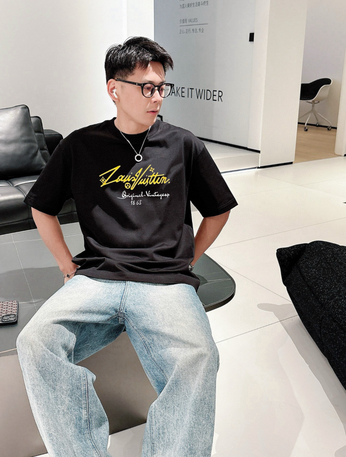 NO:917525,LV/Louis Vuitton 2026 spring and summer new products, complete with three labels, round neck mercerized cotton short-sleeved T-shirt, good product without too much introduction, look at the details, counter size M-XXXL / recommended L,, louis vuitton, louis vuitton, T-shirt, tees, t-shirt,19860909LV/路易威登 2026春夏新品 三标齐全 圆领丝光棉短袖T恤 好货不用过多介绍 看细节 专柜码数M-XXXL /建议L,,louis vuitton,louis vuitton,T-shirt,tees，t-shirt,,Men's clothing
