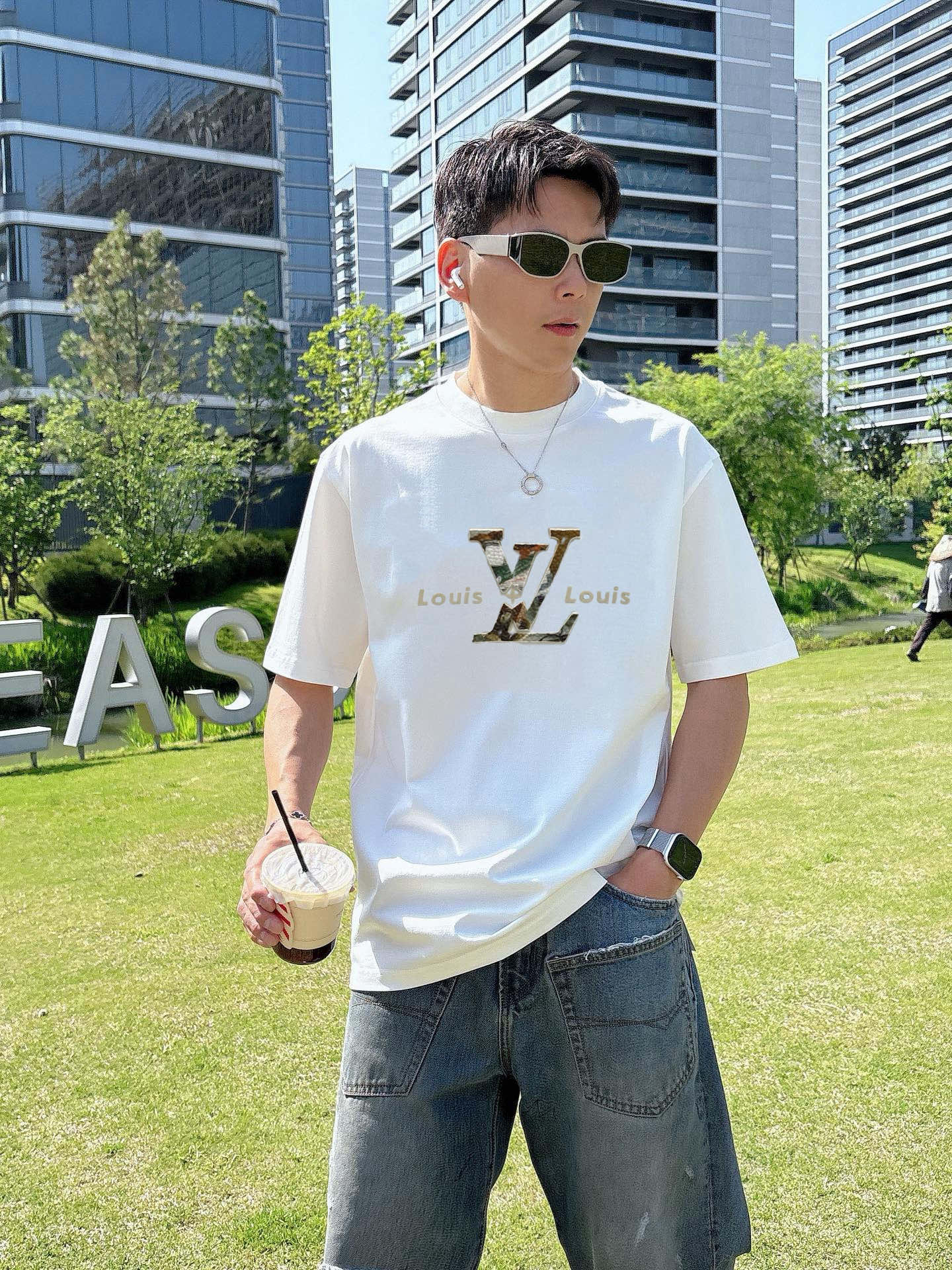 NO:917532,LV/Louis Vuitton 2026 spring and summer new products, complete with three labels, round neck mercerized cotton short-sleeved T-shirt, good product without too much introduction, look at the details, counter size M-XXXL / recommended L,, louis vuitton, louis vuitton, T-shirt, tees, t-shirt,19860909LV/路易威登 2026春夏新品 三标齐全 圆领丝光棉短袖T恤 好货不用过多介绍 看细节 专柜码数M-XXXL /建议L,,louis vuitton,louis vuitton,T-shirt,tees，t-shirt,,Men's clothing