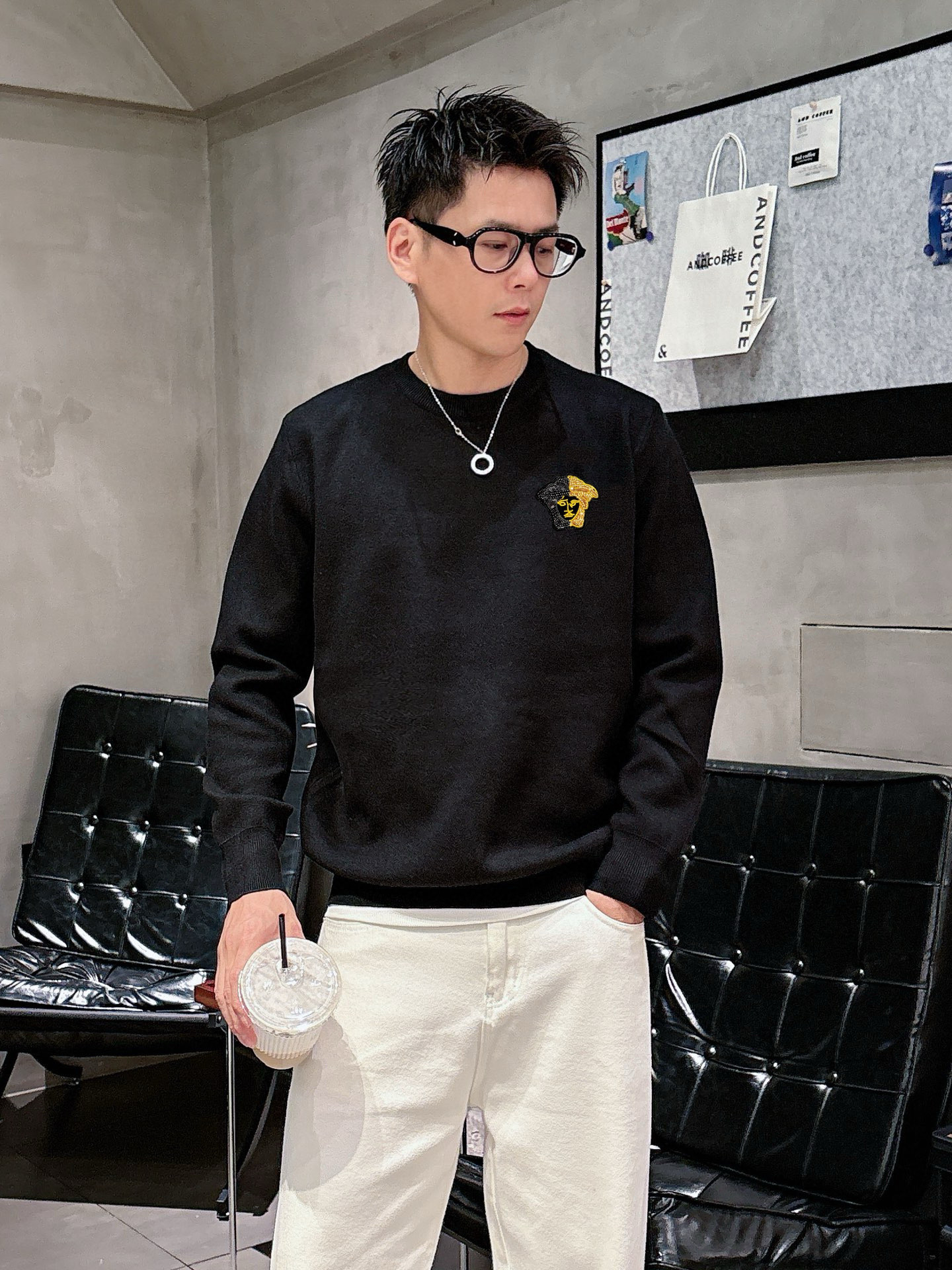 NO:510960,Versace/Versace 2025 new autumn and winter products are available, complete three standards, round neck sweater, good products do not need to be introduced too much, look at the details, counter number M-XXXL 175/140 Suggestions L, versace, versace, sweaters, alexander wang19860909Versace/范思哲 2025年秋冬新品上新 三标齐全 圆领毛衣 好货不用过多介绍 看细节 专柜码数M-XXXL 175/140建议L,,versace,versace,sweaters,alexander wang,Men's clothing