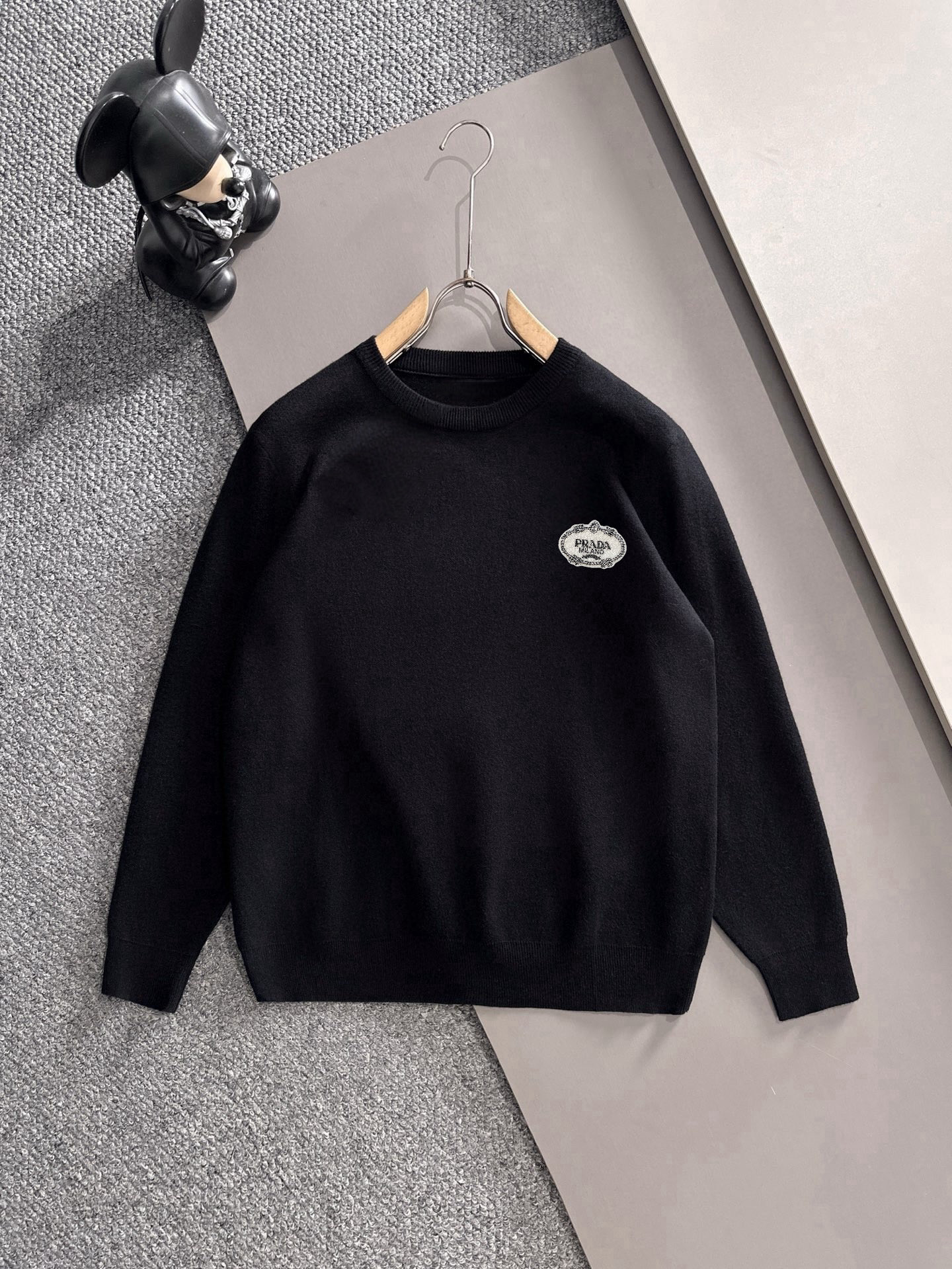 NO:531466,Prada/Prada 2025 autumn and winter new products are available, three standards are complete, round neck sweater, good products do not need to be introduced too much, look at the details, counter number M-XXXL 175/140 Suggestions,,prada,prada,sweaters,alexander wang19860909Prada/普拉达 2025年秋冬新品上新 三标齐全 圆领毛衣 好货不用过多介绍 看细节 专柜码数M-XXXL 175/140建议L,,prada,prada,sweaters,alexander wang,Men's clothing