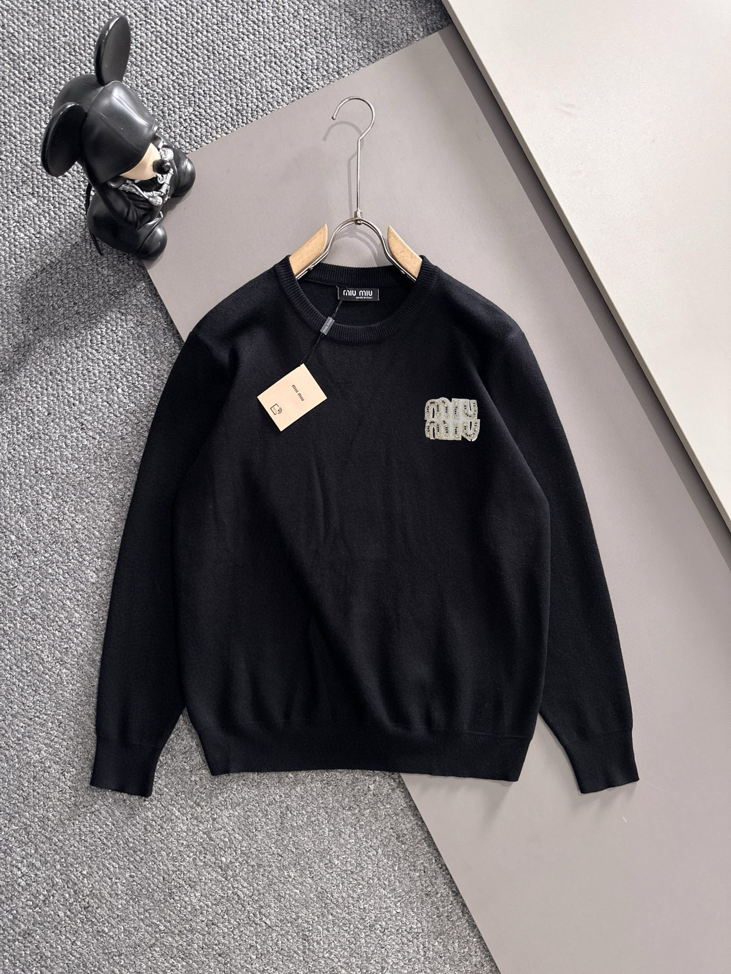 NO:531459,MiuMiu 2025 autumn and winter new products are available, complete three standards, round neck sweater, good products do not need to be introduced too much, look at the details, counter number M-XXXL 175/140 Suggestions,,miumiu,sweaters,alexander wang19860909MiuMiu 2025年秋冬新品上新 三标齐全 圆领毛衣 好货不用过多介绍 看细节 专柜码数M-XXXL 175/140建议L,,miumiu,sweaters,alexander wang,Men's clothing