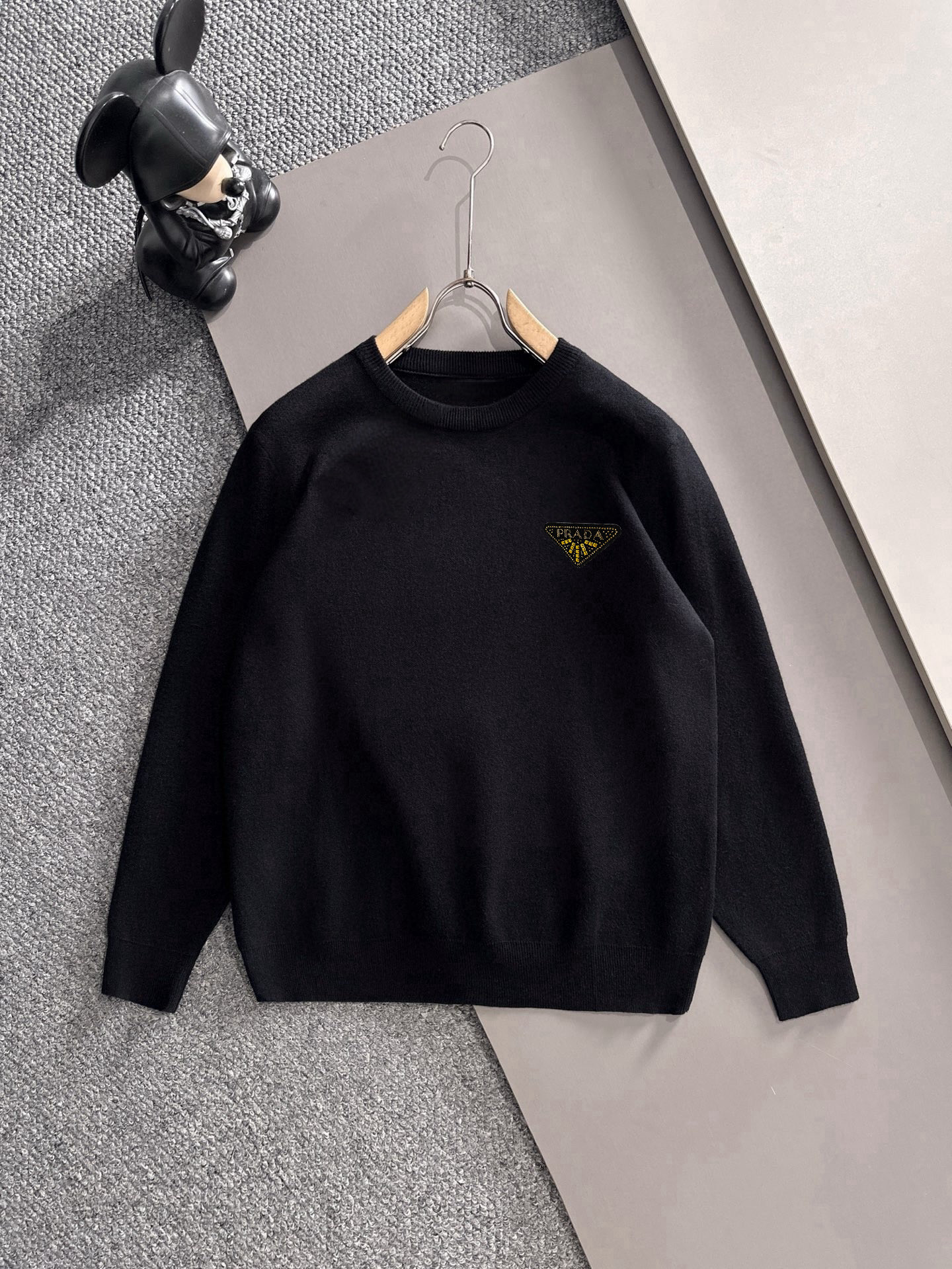 NO:537927,Prada/Prada 2025 autumn and winter new products are available, three standards are complete, round neck sweater, good products do not need to be introduced too much, look at the details, counter number M-XXXL 175/140 Suggestions,,prada,prada,sweaters,alexander wang19860909Prada/普拉达 2025年秋冬新品上新 三标齐全 圆领毛衣 好货不用过多介绍 看细节 专柜码数M-XXXL 175/140建议L,,prada,prada,sweaters,alexander wang,Men's clothing