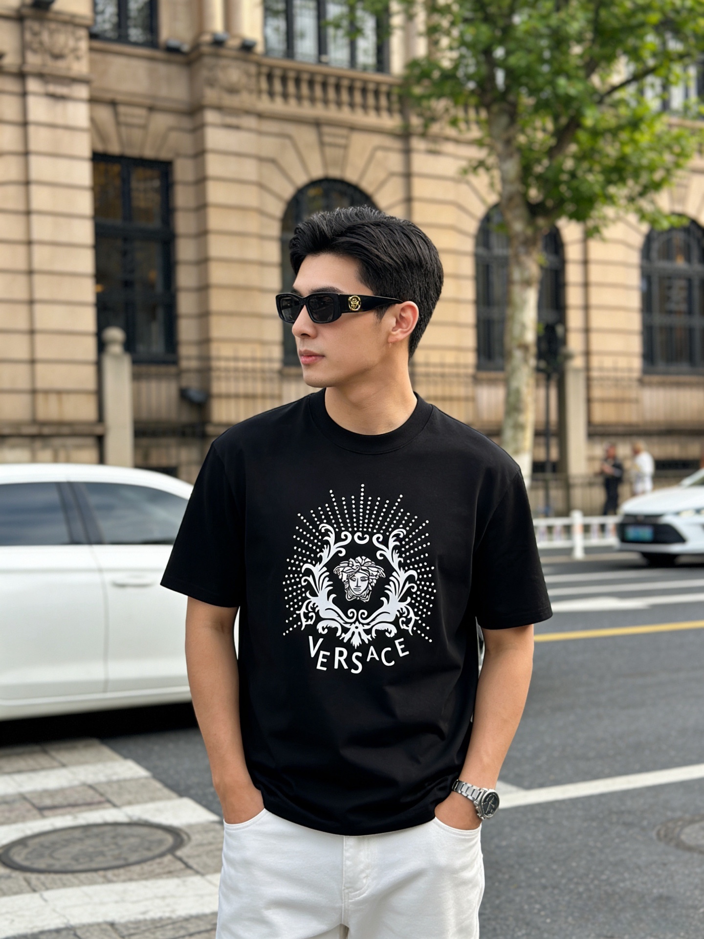 NO:838129,Versace/Versace's latest 2026ss spring and summer short-sleeved T-shirt is now available!  !  High-version ice-tide cotton fabric (260g), the upper body is comfortable yet wide, suitable for men and women, loose fit, fine workmanship, comfortable fabric, super handsome upper body, same style for men and women, M-3XL (slightly wider version),,versace,versace,T-shirt,tees,t-shirt,19860909Versace/范思哲 2026ss春夏最新款短袖T恤出货啦！！高版本冰潮棉面料（260g）上身舒适不失挺阔 、男女同款 宽松版型 做工走线精细 面料上身舒适 超帅上身 男女同款M-3XL（版型微阔）,,versace,versace,T-shirt,tees，t-shirt,,Men's clothing