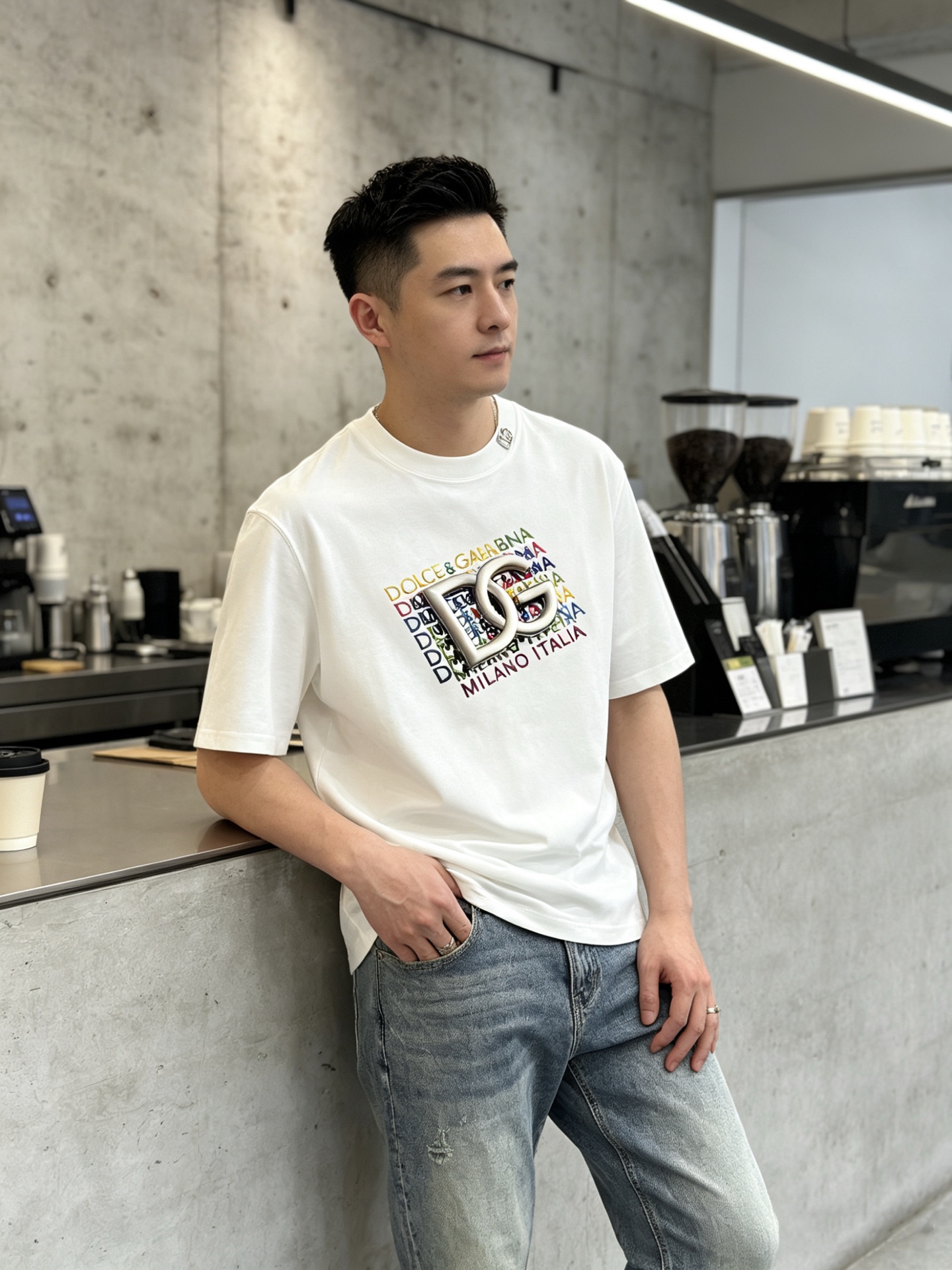 NO:908813,DG Dolce & Gabbana's latest 2026ss spring and summer short-sleeved T-shirt is now available!  !  2026 new T-shirt, high-version special fabric, high weight (260g) pure cotton fabric, comfortable yet wide upper body, embroidery technology, digital printing, flocking technology, same style for men and women, loose fit, fine workmanship, comfortable upper body, super handsome upper body, same style for men and women, M-3XL (slightly wider version),, Dolce&Gabbana, T-shirt, tees, t-shirt,19860909DG杜嘉班纳 2026ss春夏最新款短袖T恤出货啦！！ 2026新款T恤 高版本专用面料 高克重（260g）纯棉面料 上身舒适不失挺阔 刺绣工艺、数字印花、植绒工艺,男女同款 宽松版型 做工走线精细 面料上身舒适 超帅上身 男女同款M-3XL（版型微阔）,,Dolce&Gabbana,T-shirt,tees，t-shirt,,Men's clothing