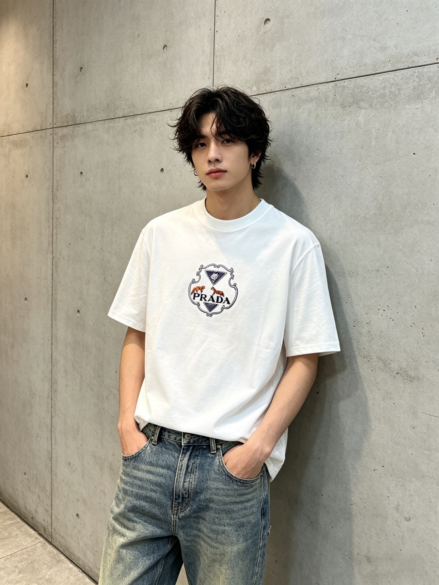 NO:908809,PRADA Prada's latest 2026ss spring and summer short-sleeved T-shirt is now available!  !  2026 new T-shirt, high version special fabric, high weight (260g) pure cotton fabric, comfortable yet wide upper body, embroidery technology, digital printing, flocking technology, same style for men and women, loose version, fine workmanship, comfortable upper body, super handsome upper body, same style for men and women, M-3XL (slightly wider version),, prada, prada, T-shirt, tees, t-shirt,19860909PRADA普拉达 2026ss春夏最新款短袖T恤出货啦！！ 2026新款T恤 高版本专用面料 高克重（260g）纯棉面料 上身舒适不失挺阔 刺绣工艺、数字印花、植绒工艺,男女同款 宽松版型 做工走线精细 面料上身舒适 超帅上身 男女同款M-3XL（版型微阔）,,prada,prada,T-shirt,tees，t-shirt,,Men's clothing