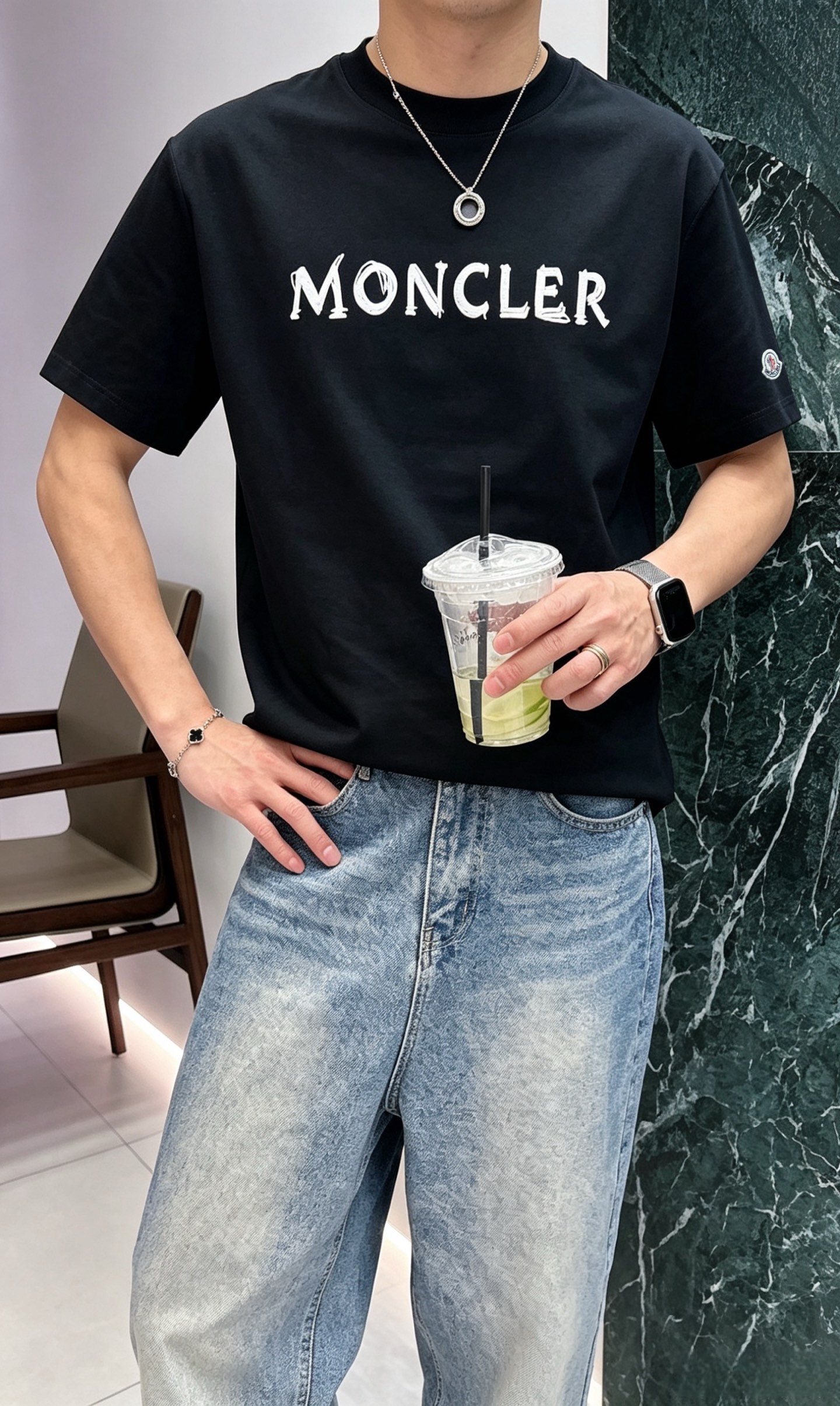 NO:838005,Moncler/Mask 2026 new spring and summer pure cotton T-shirt, same style for men and women, fashionable and versatile, loose fit, soft to the touch, comfortable to wear, great on the upper body, a must-have item for men and women, complete with three standards, sizes M-XXXL, Moncler, tees, t-shirt,19860909Moncler/蒙口 2026 春夏新款纯棉T恤,男女同款,时尚百搭爆款,宽松版型,手感柔软,穿着亲肤舒适 上身非常赞 男女必备单品 三标齐全 尺码M-XXXL,,Moncler,tees，t-shirt,,Men's clothing