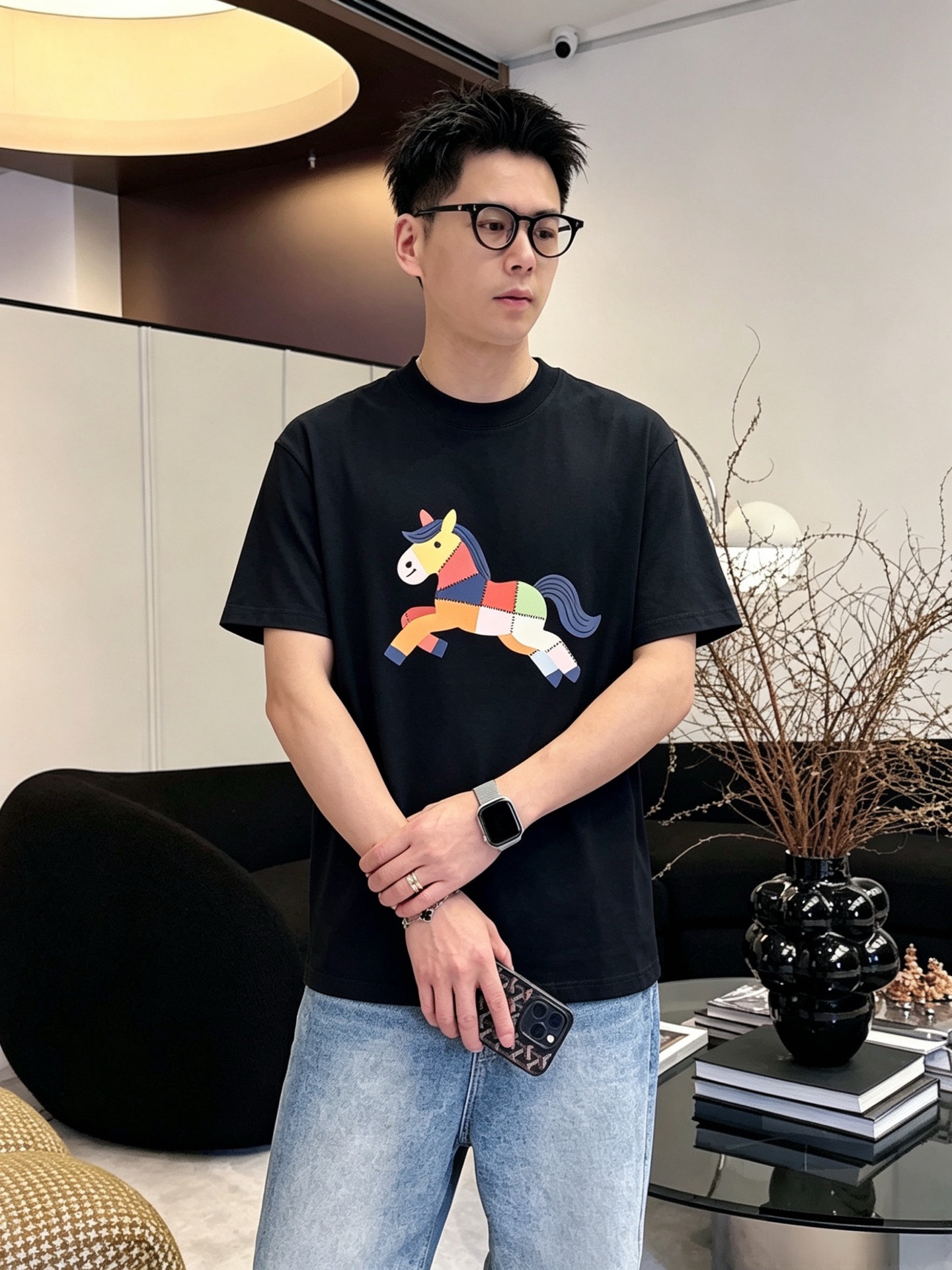 NO:838007,Loewe/Luo Yiwei 2026 new spring and summer pure cotton T-shirt, same style for men and women, fashionable and versatile, loose version, soft to the touch, comfortable to wear, great for the upper body, a must-have item for men and women, complete with three standards, sizes M-XXXL,,loewe,loewe,tees,t-shirt,19860909Loewe/罗意威 2026 春夏新款纯棉T恤,男女同款,时尚百搭爆款,宽松版型,手感柔软,穿着亲肤舒适 上身非常赞 男女必备单品 三标齐全 尺码M-XXXL,,loewe,loewe,tees，t-shirt,,Men's clothing