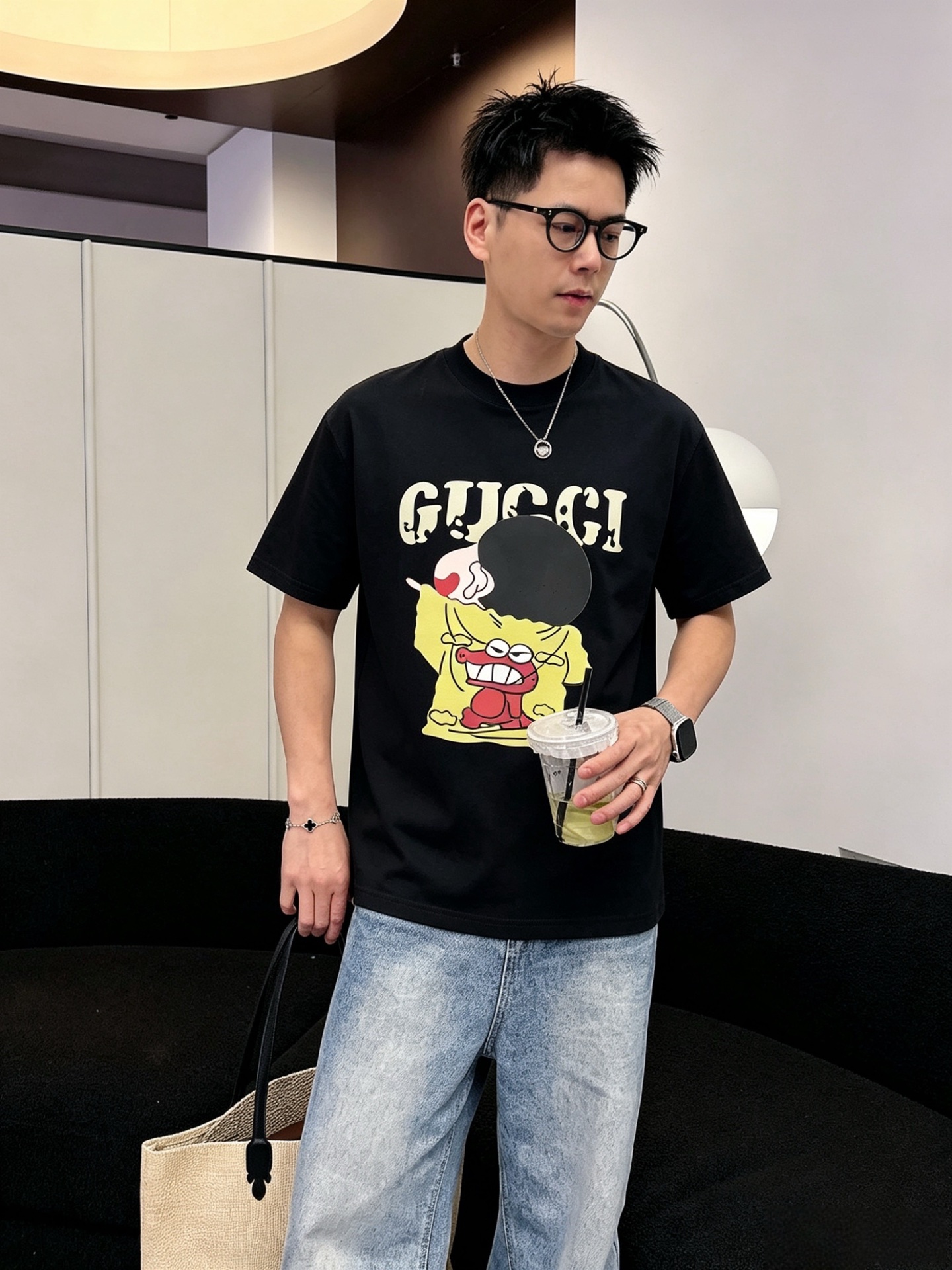 NO:918505,Gucci/Gucci 2026 spring and summer new pure cotton T-shirt, same style for men and women, fashionable and versatile, loose fit, soft to the touch, comfortable to wear, very good on the upper body, a must-have item for men and women, complete with three standards, sizes M-XXXL,, gucci, tees, t-shirt,19860909Gucci/古奇 2026年春夏新款纯棉T恤,男女同款,时尚百搭爆款,宽松版型,手感柔软,穿着亲肤舒适 上身非常赞 男女必备单品 三标齐全 尺码M-XXXL,,gucci,tees，t-shirt,,Men's clothing