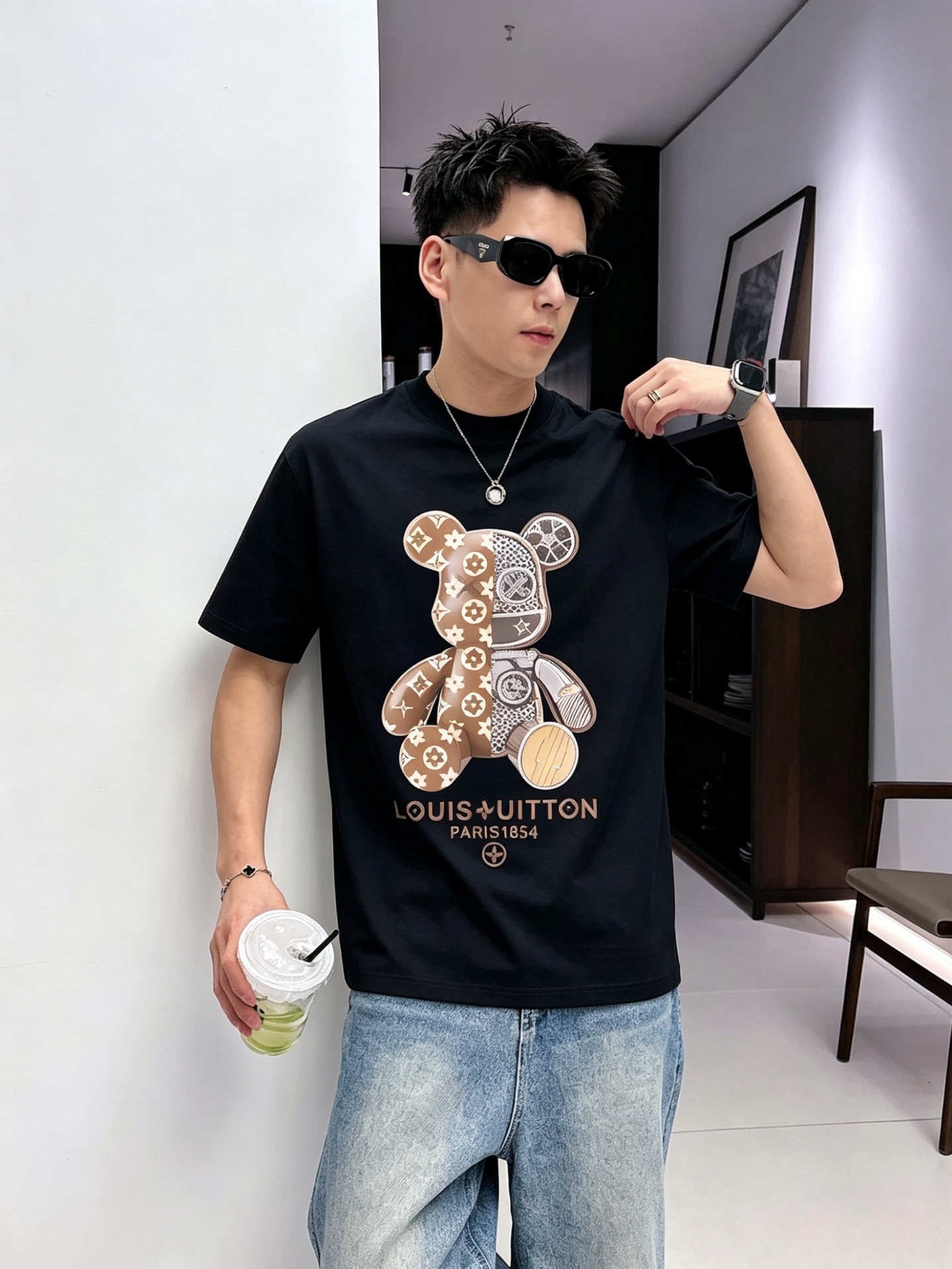 NO:838028,LV/Louis Vuitton 2026 new spring and summer pure cotton T-shirt, same style for men and women, fashionable and versatile, loose version, soft to the touch, comfortable to wear, very good on the upper body, a must-have item for men and women, complete with three standards, sizes M-XXXL, louis vuitton, louis vuitton, tees, t-shirt,19860909LV/路易威登 2026年春夏新款纯棉T恤,男女同款,时尚百搭爆款,宽松版型,手感柔软,穿着亲肤舒适 上身非常赞 男女必备单品 三标齐全 尺码M-XXXL,,louis vuitton,louis vuitton,tees，t-shirt,,Men's clothing