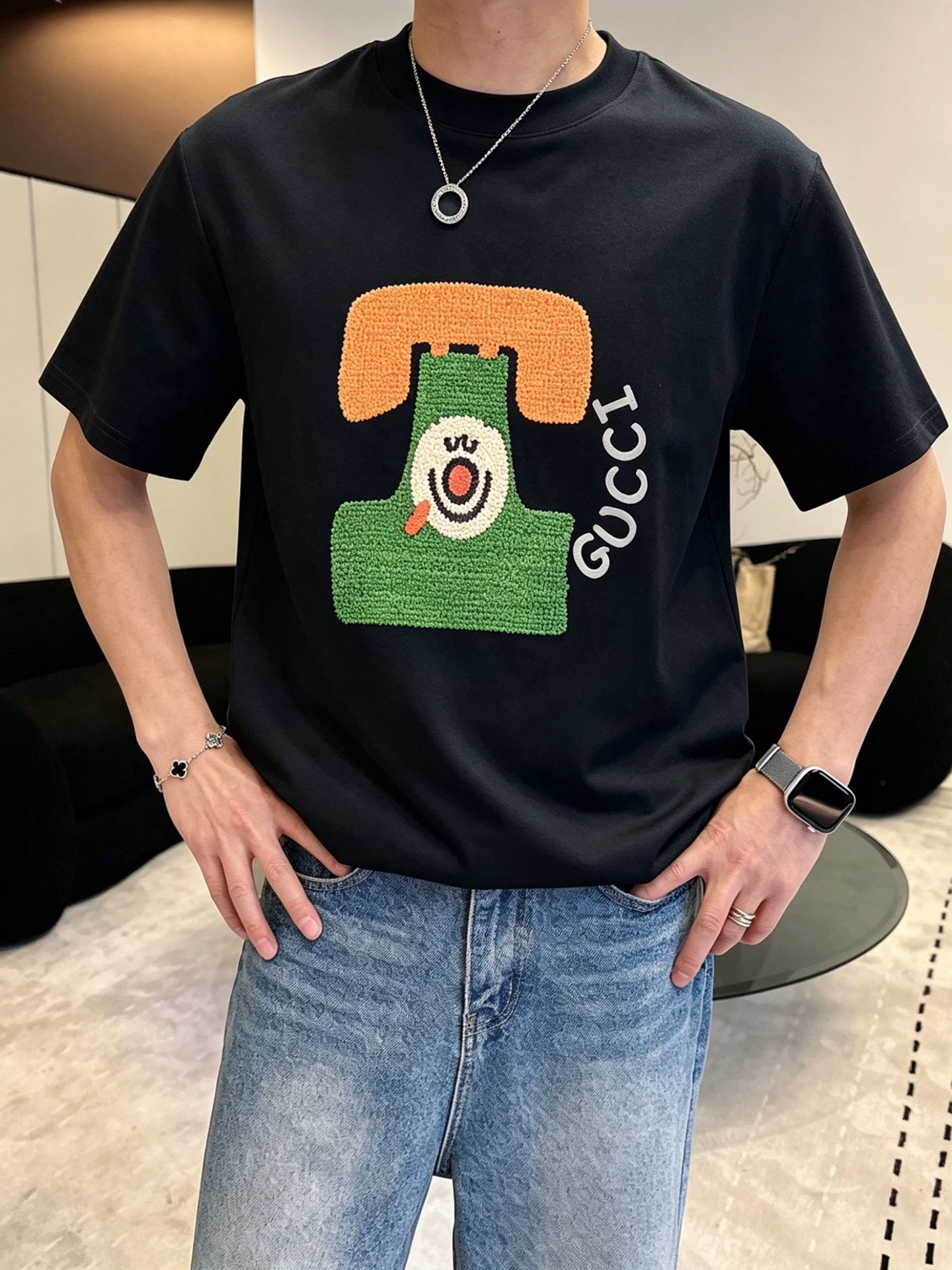 NO:838033,Gucci/Gucci 2026 spring and summer new pure cotton T-shirt, same style for men and women, fashionable and versatile, loose fit, soft to the touch, comfortable to wear, very good on the upper body, a must-have item for men and women, complete with three standards, sizes M-XXXL,, gucci, tees, t-shirt,19860909Gucci/古奇 2026年春夏新款纯棉T恤,男女同款,时尚百搭爆款,宽松版型,手感柔软,穿着亲肤舒适 上身非常赞 男女必备单品 三标齐全 尺码M-XXXL,,gucci,tees，t-shirt,,Men's clothing