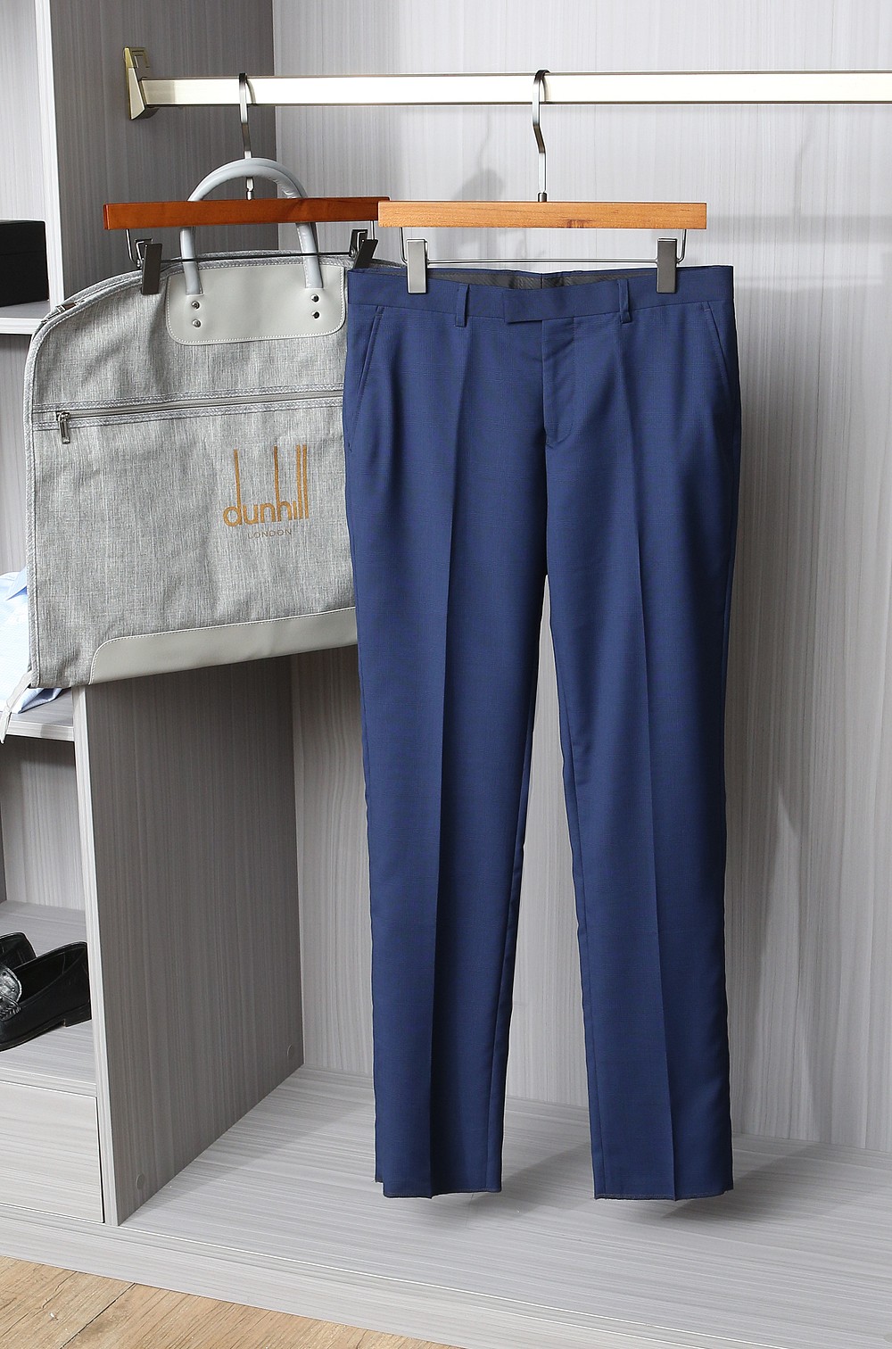 NO:596823,DUNHILL family men's fashion business casual wool double-breasted suit, sold through trading company channels, pure blood quality, palace-level tasting product! Early autumn show series, a classic and ace-level item! ! A high-end woolen suit is a must-have wardrobe item for a stylish man forever. The dignity and aura that a high-end suit can bring to a man can never be matched by other clothing. The suit is the highest level of wardrobe and the only way for a refined man! Key customers supply Italy's top luxury worsted wool fabrics, which are made from Australia's top quality Merino wool garments. They are exclusively supplied by Achill Ranch. The fabrics are high-density and fine, with a fiber coefficient as high as Super 160's (wool diameter 15 microns) is the pinnacle of high-end luxury fabrics. The fabric adopts a dark pattern weave, which makes the original classic things more connotative. The high-density count fiber brings the texture and comfort of the fabric to the highest level. The texture is smooth and delicate, and it has good non-iron and anti-wrinkle functions, and its ductility is very superior! The level of craftsmanship inherits the rigor and sophistication of the Italians. The remarkably perfect hand-made buttonholes and hemming lines are all hand-sewn by top tailors in the workshop. The arch stitching is neat and precise, very ingenious. A finished suit generally requires more than 400 rigorous processes, which is quite shocking! The details are exquisite and elegant. The selected top-grade yak horn buttons have a natural texture structure. The brand letters engraved on them are very beautiful, and each button is unique and full of ingenuity! The classic and versatile color scheme can easily dominate many occasions. It is both elegant and harmonious. The outfit shows calmness, confidence and high-end aura. It is the first choice for urban elite men! The tailoring is incomparable, classic Italian modern business slim tailoring, every inch is in place, the shoulders and waistline are perfectly processed, the upper body is full of shape, capable and elegant, the lines are perfect, it is easy to highlight the temperament, it is an excellent styling tool for the dressing season! Size 48-56,,louis vuitton,business suit,alexander wang19860909DUNHILL家族男士时装款商务休闲羊毛双排扣套装西服,贸易公司渠道货,纯血统品质,殿堂级品鉴产物！早秋秀场系列,经典王牌级别一款单品！！ 一款高级羊毛套西,型男永远的必备衣橱款,高档的套西能够给男人带去的尊严与气场是别的服饰永远都无法匹敌的,而西装套更是行头的最高等级,也是精致男人的必经之路！ 重点客供意大利顶级奢华精纺羊毛面料,甄选澳洲顶级上乘美丽诺羊毛成衣制作,阿基尔牧场独家供应,面料高密度且精细,纤维系数高达 Super 160's（羊毛直径15微米）,属于高级奢华面料中的巅峰之作,面料采用暗纹格型织法,让原本经典的东西变得更有内涵,高密度支数纤维,让面料的质感与舒适感达到登峰造极,质地挺刮细腻,并具备良好的免烫抗皱功能,延展性非常优越！ 工艺水准传承了意大利人的严谨与精致,显著完美的手工锁眼,包边走线均由工坊顶级裁缝大师纯手工缝制,拱针对条工整精细,非常匠心,一套西服成品大体需经过严谨的400多道工序,相当震撼！细节精致考究,甄选的顶级牦牛角扣,有着天然纹理构造,上面镌刻的品牌字母极富美感,且每粒扣都是独一无二的存在,颇具匠心！ 经典百搭的配色,可以轻松主导很多场合,亦庄亦谐,穿搭尽显从容自信和高级气场感,都市精英男士的首选！ 剪裁无敌,经典的意式现代商务修身剪裁,每一寸都拿捏到位,肩部与腰线处理相当完美,上身型款十足,干练而优雅,线条感完美,极易凸显出气质,属于穿搭季绝佳的造型利器！尺码48-56,,louis vuitton,business suit,alexander wang,Men's clothing